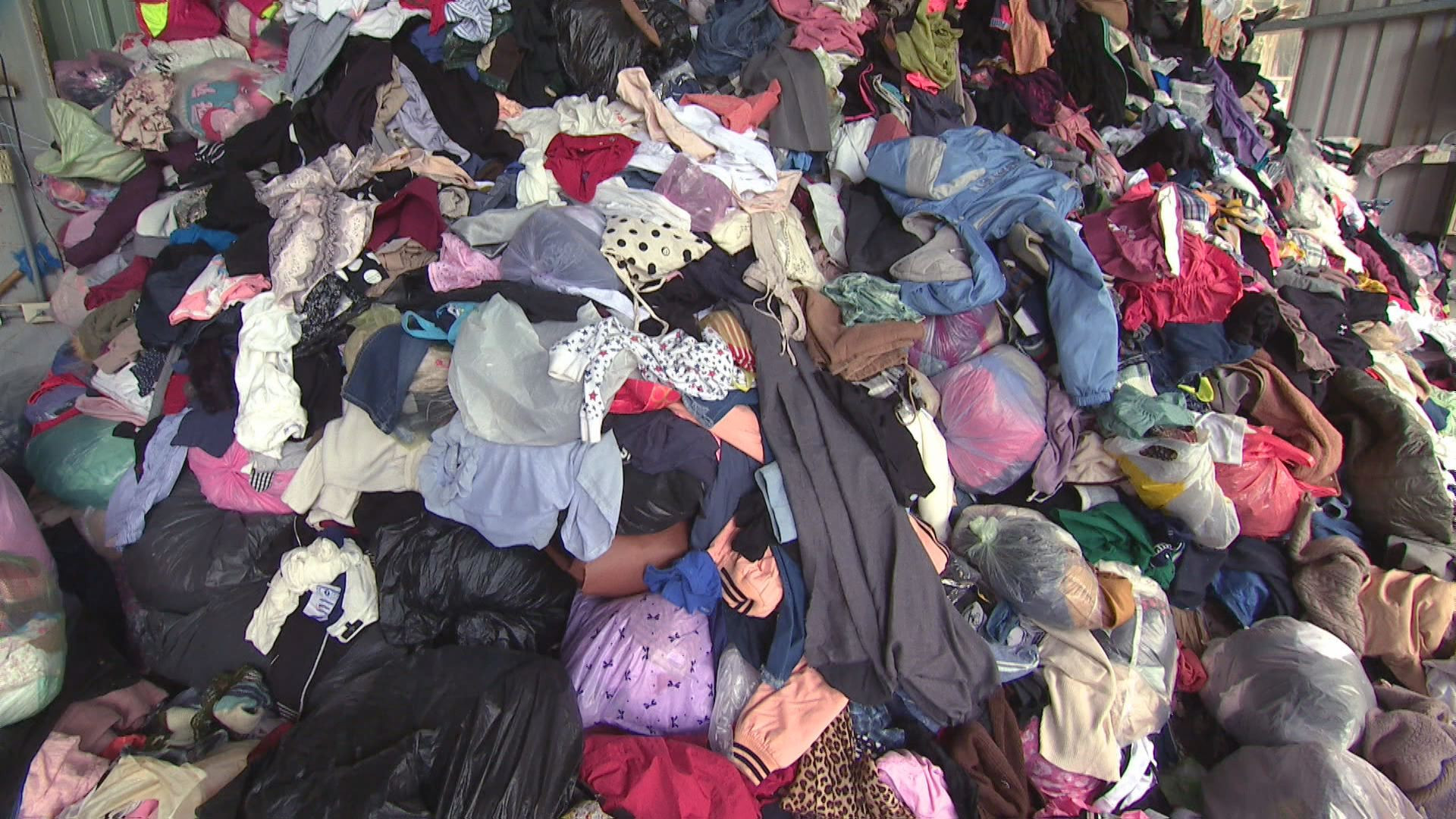 今晚十點(1/2)：衣櫃裡的永續選擇題｜舊衣回收該去哪？