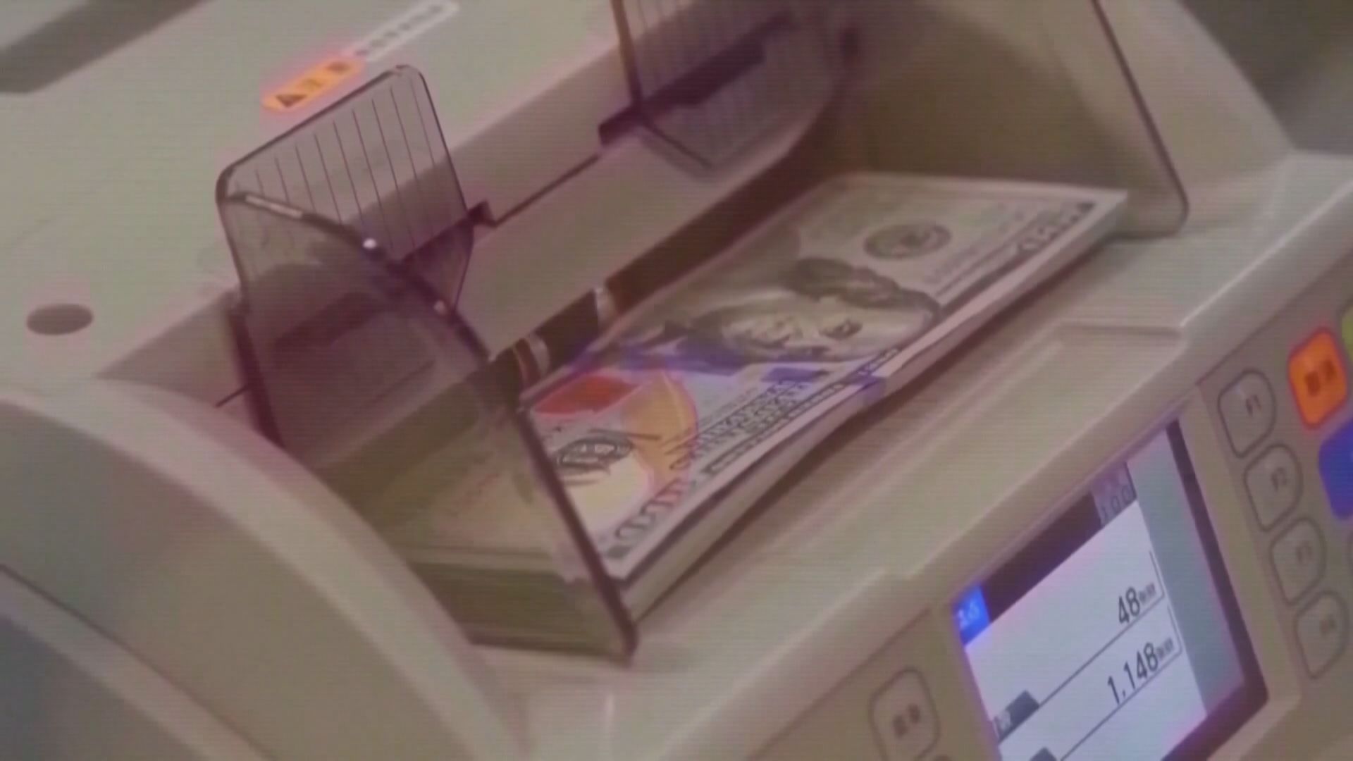 Both TAIEX and NT Dollar Going Strong 股匯雙漲  台股盤中漲逾百點.新台幣勁揚