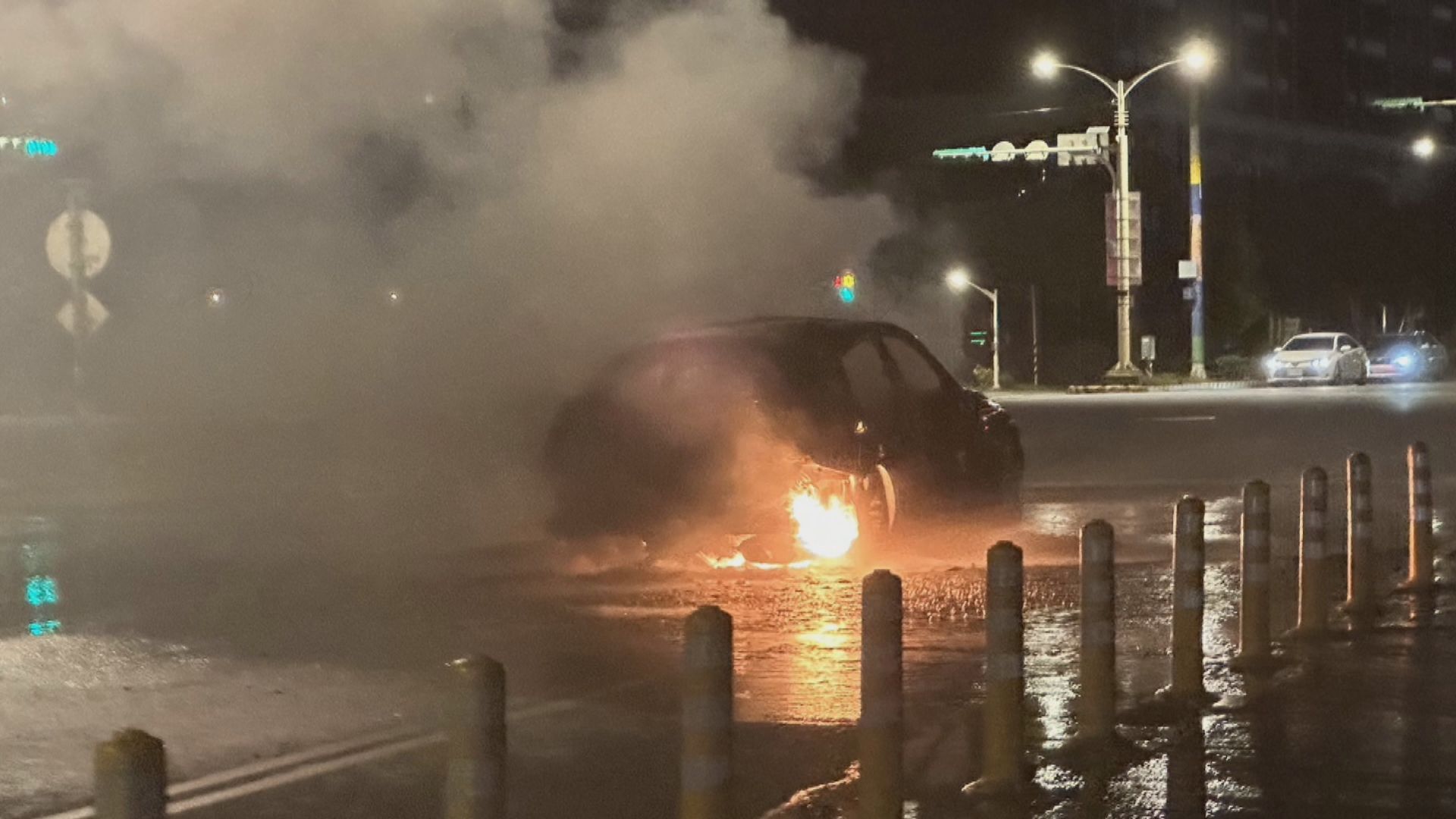 Car Catches on Fire in Taoyuan 桃園清晨1小客車陷火海  不時傳爆炸聲
