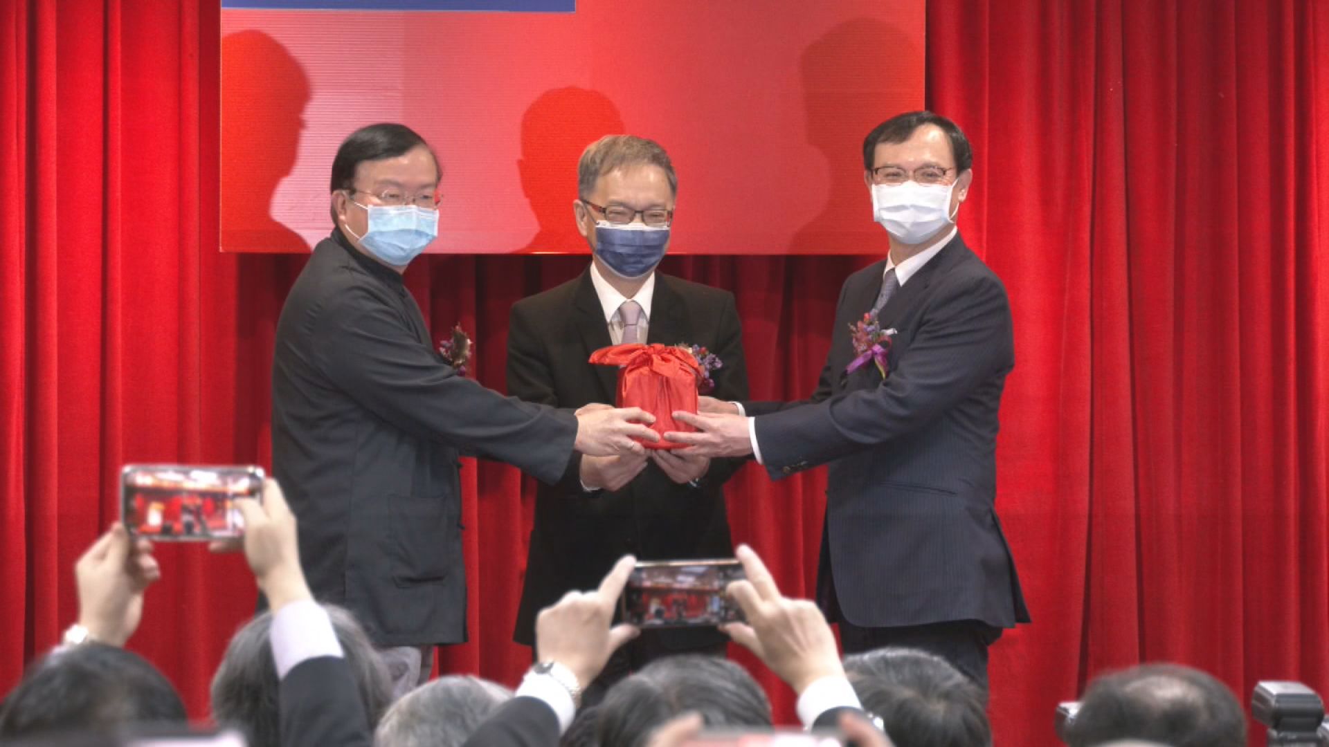Shih Chung-liang Takes Over as Director-General of NHIA 石崇良接健保署長  薛瑞元:能達資安防弊