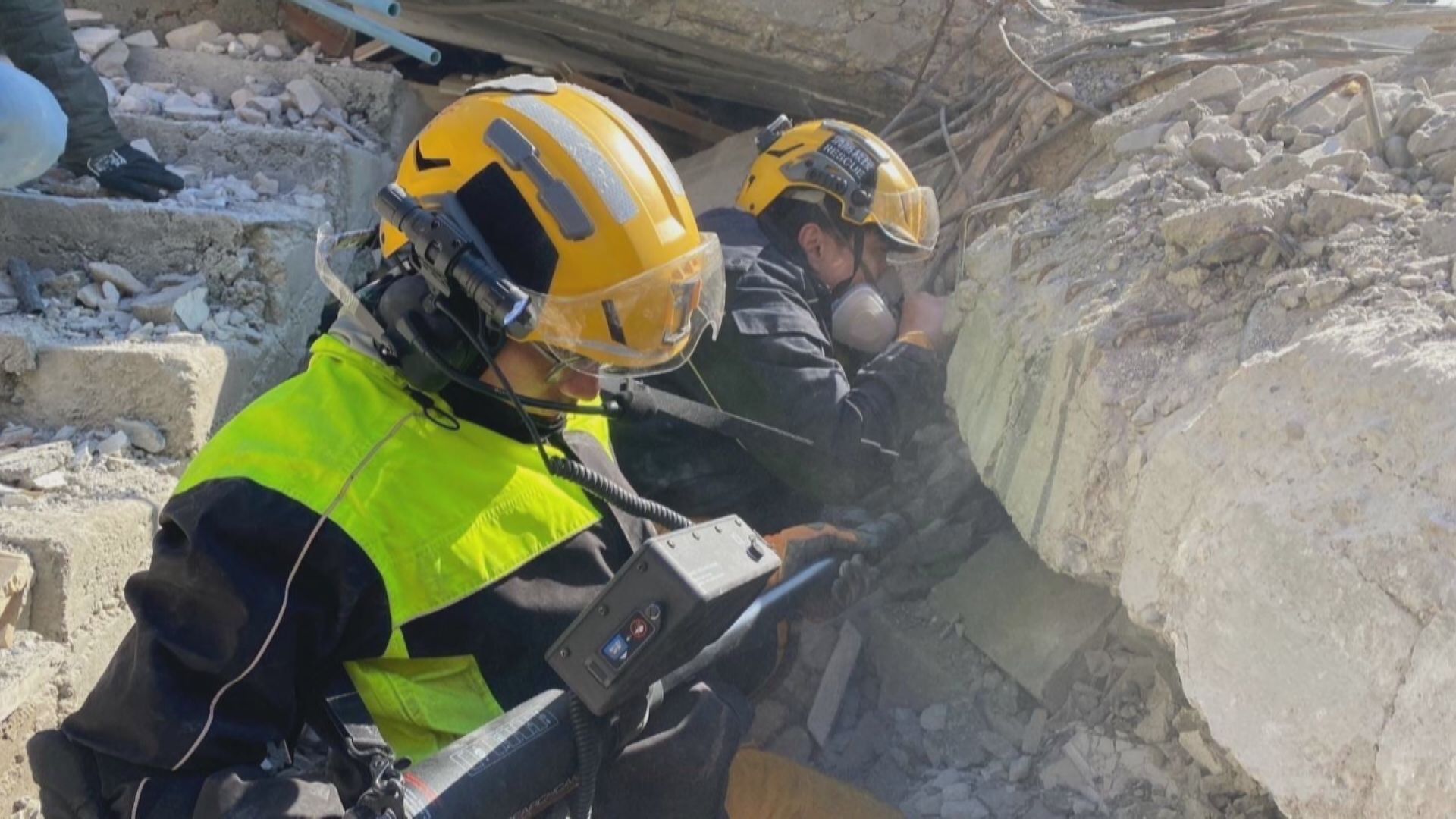 Taiwan Team Rescues Trapped Woman 強震後50小時  台搜救隊救出受困女送醫