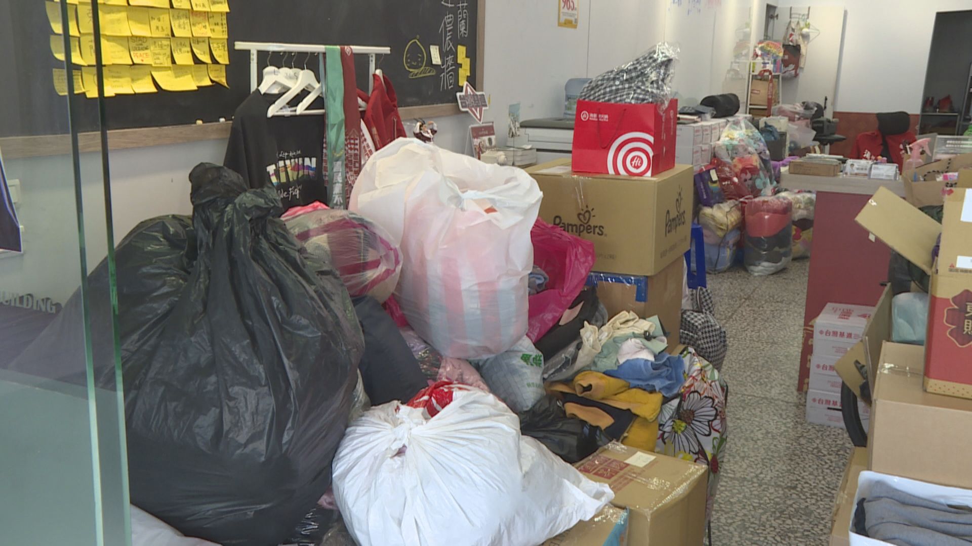 People Rush to Donate Supplies to Quake Victims 土敘強震  台灣基進高雄黨部急募物資