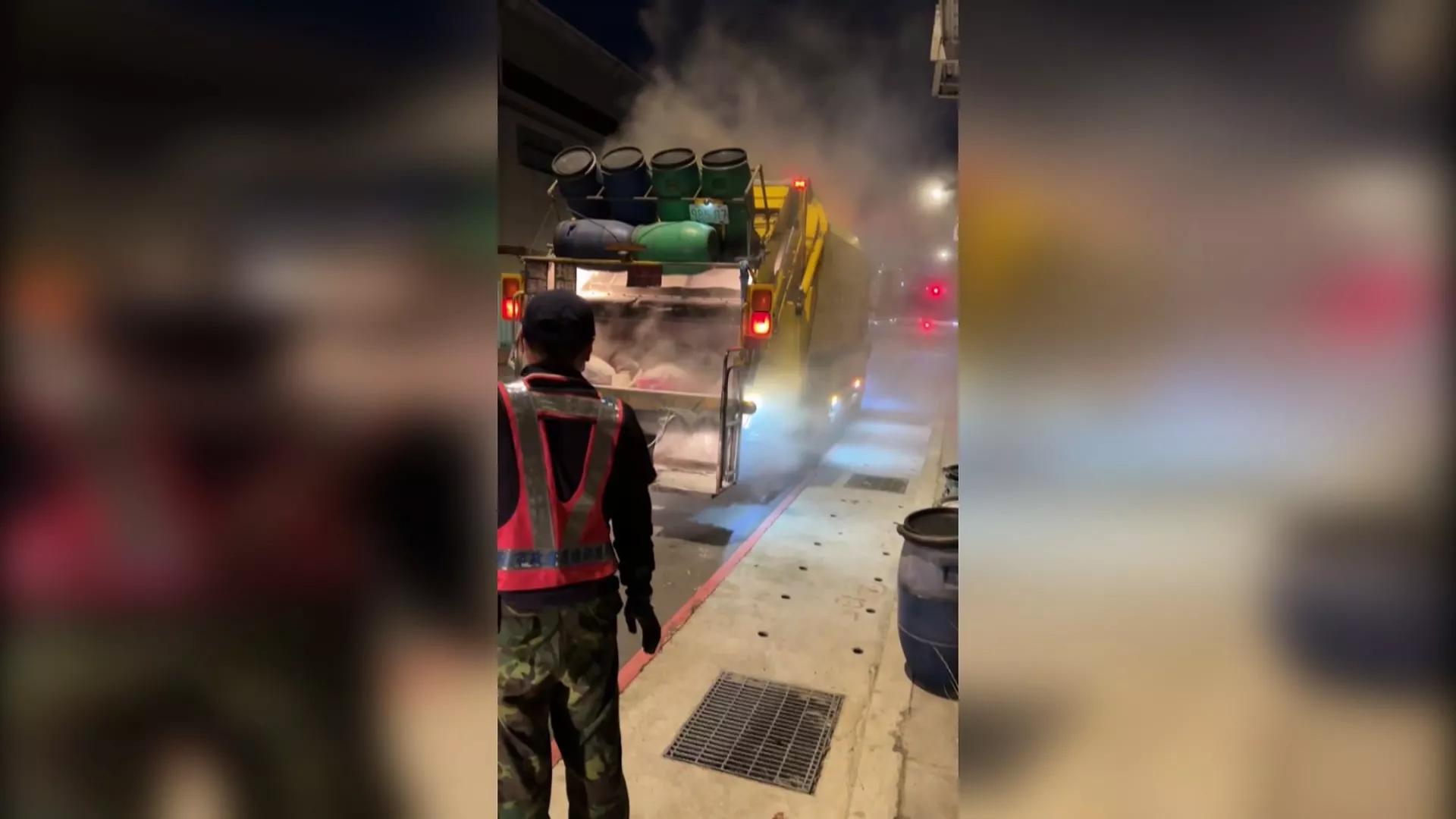 垃圾車後車斗突冒白煙 疑民眾丟棄行動電源釀禍