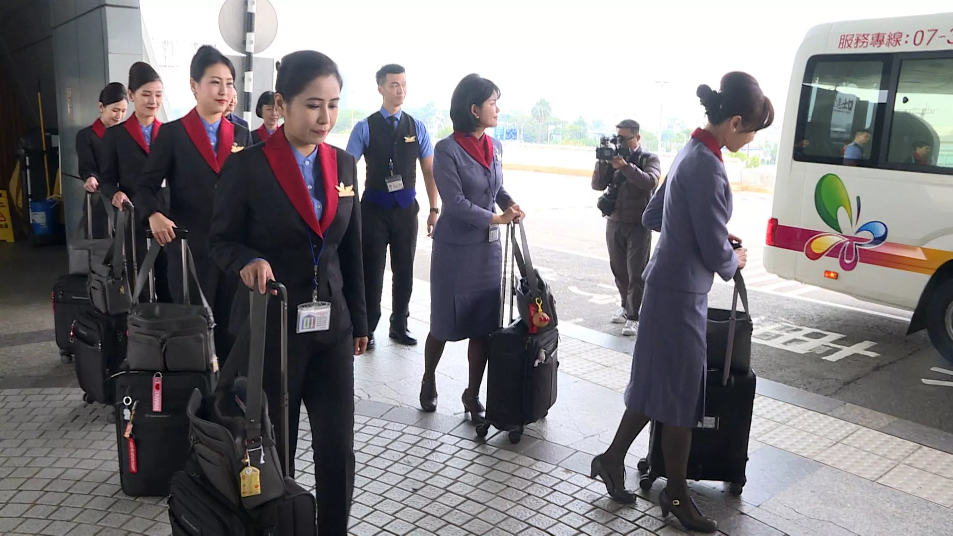 CAL luncurkan seragam celana baru, pramugari boleh memakai celana panjang