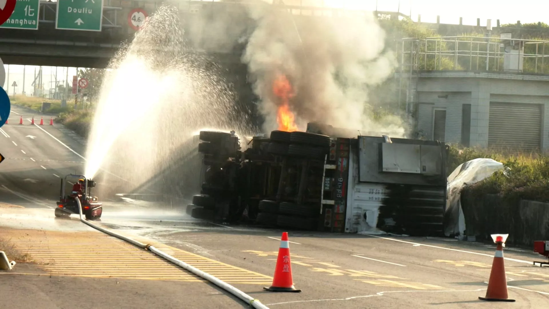 Truk kontainer baterai litium terbalik, terbakar pada keesokan harinya