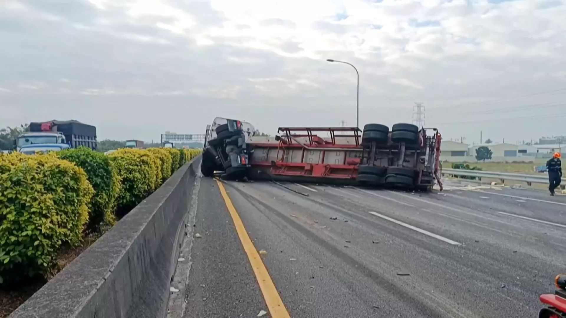 2 kecelakaan terjadi di Jalan Tol Nasional No.1 arah selatan dini hari tadi
