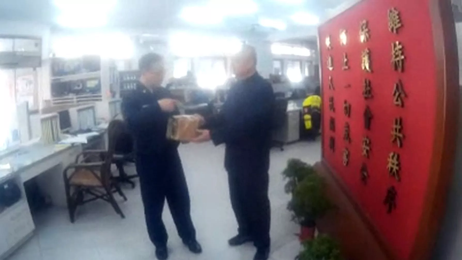Lembaga keuangan libur selama Imlek, kuil titip uang sumbangan di kantor polisi