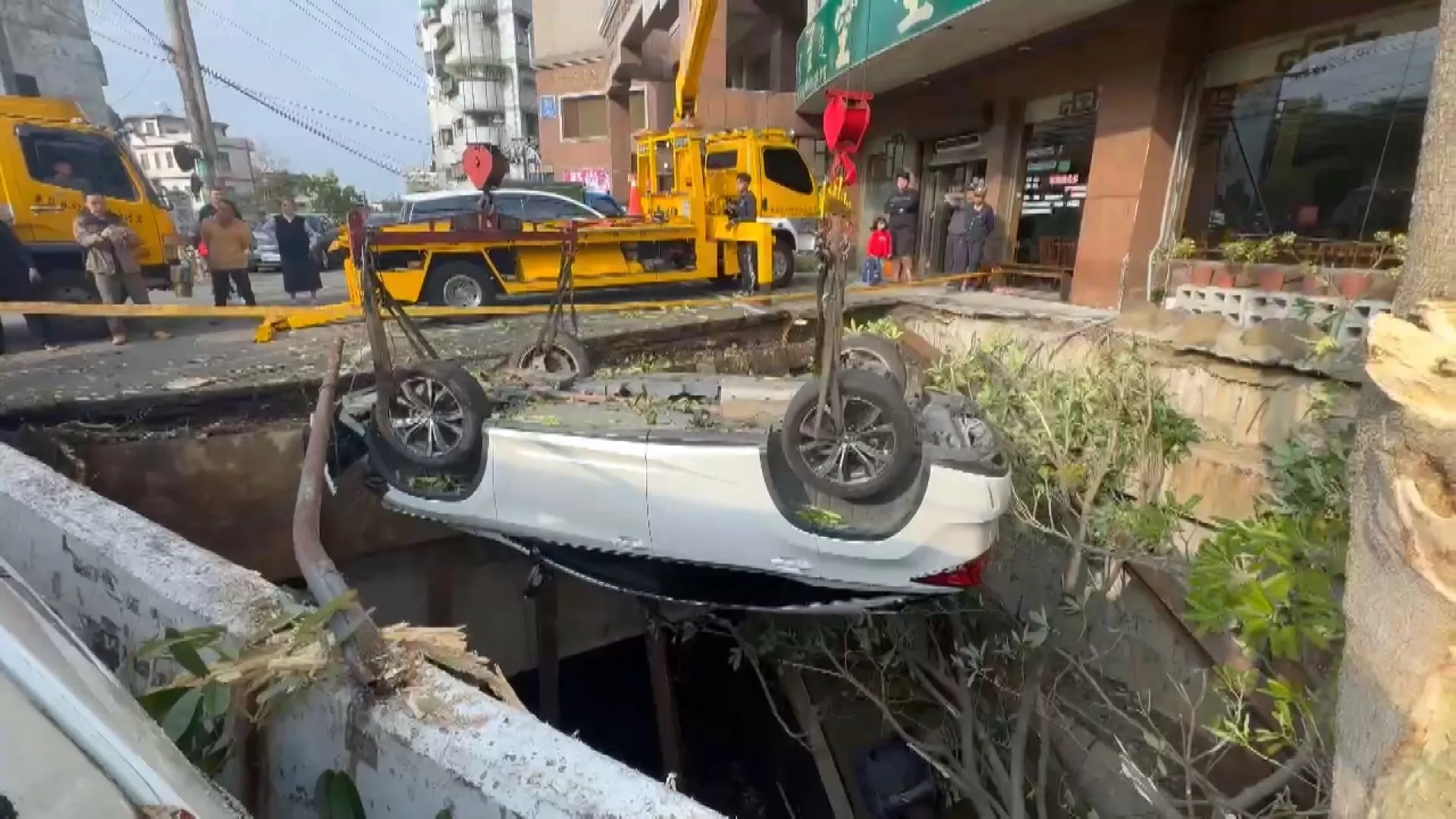 Tempat parkir di depan restoran di Section 1 Changchun Road mendadak ambruk