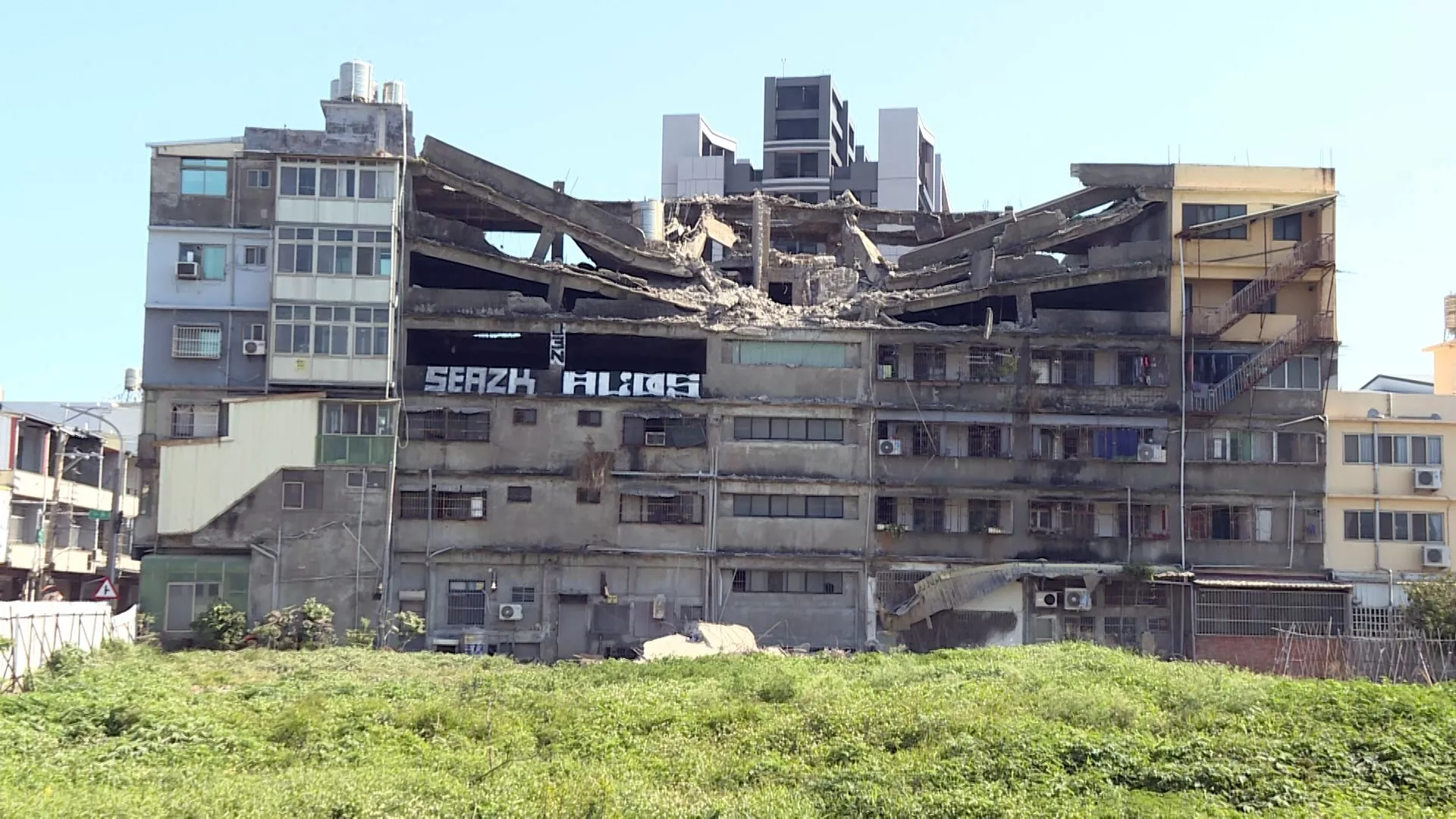 Lantai atas apartemen di Qingshui Taichung roboh, penghuni evakuasi di malam buta