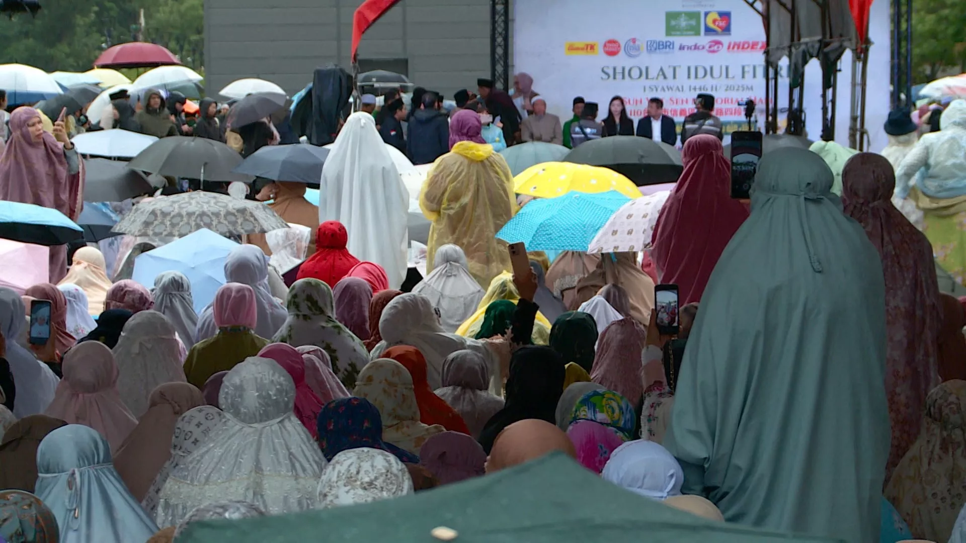 Ribuan umat Muslim kumpul di SYS Memorial Hall untuk hadiri acara salat bersama