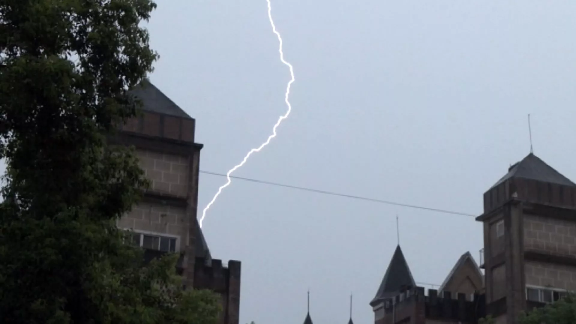 Cơ Long, Nghi Lan, Hoa Liên và Nam Đầu có mưa lớn cục bộ