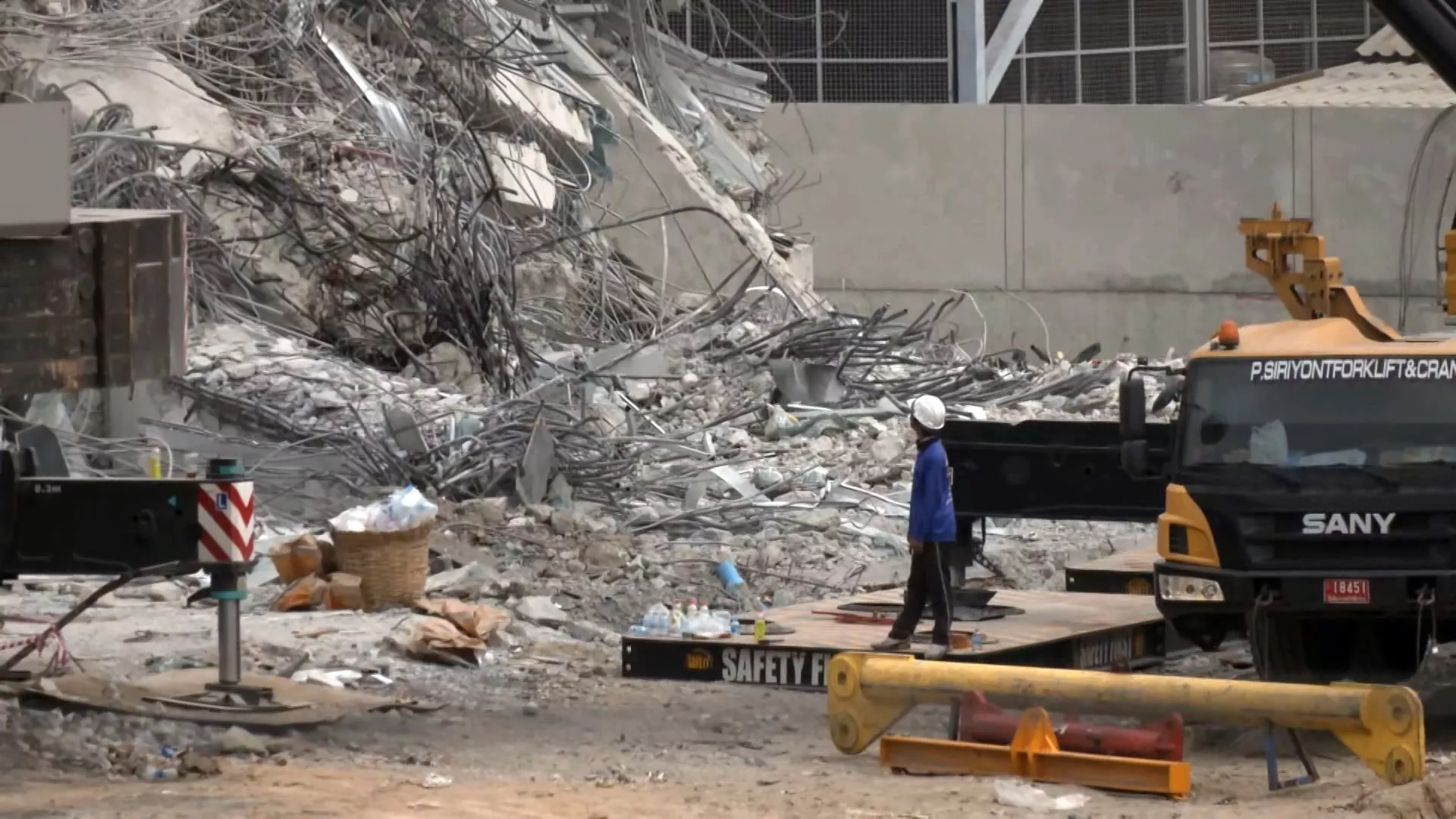 Công tác cứu hộ tòa nhà sập ở Bangkok bước vào ngày thứ 5