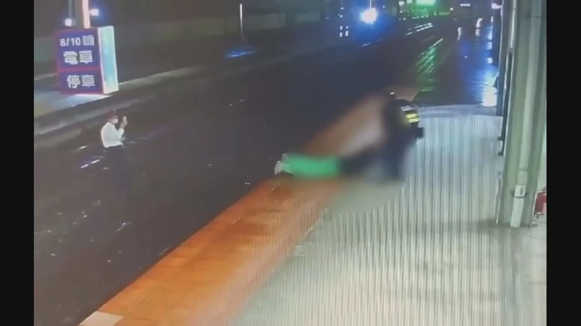Tak sempat naik kereta, pria panjat dan "menempel" di partisi gerbong