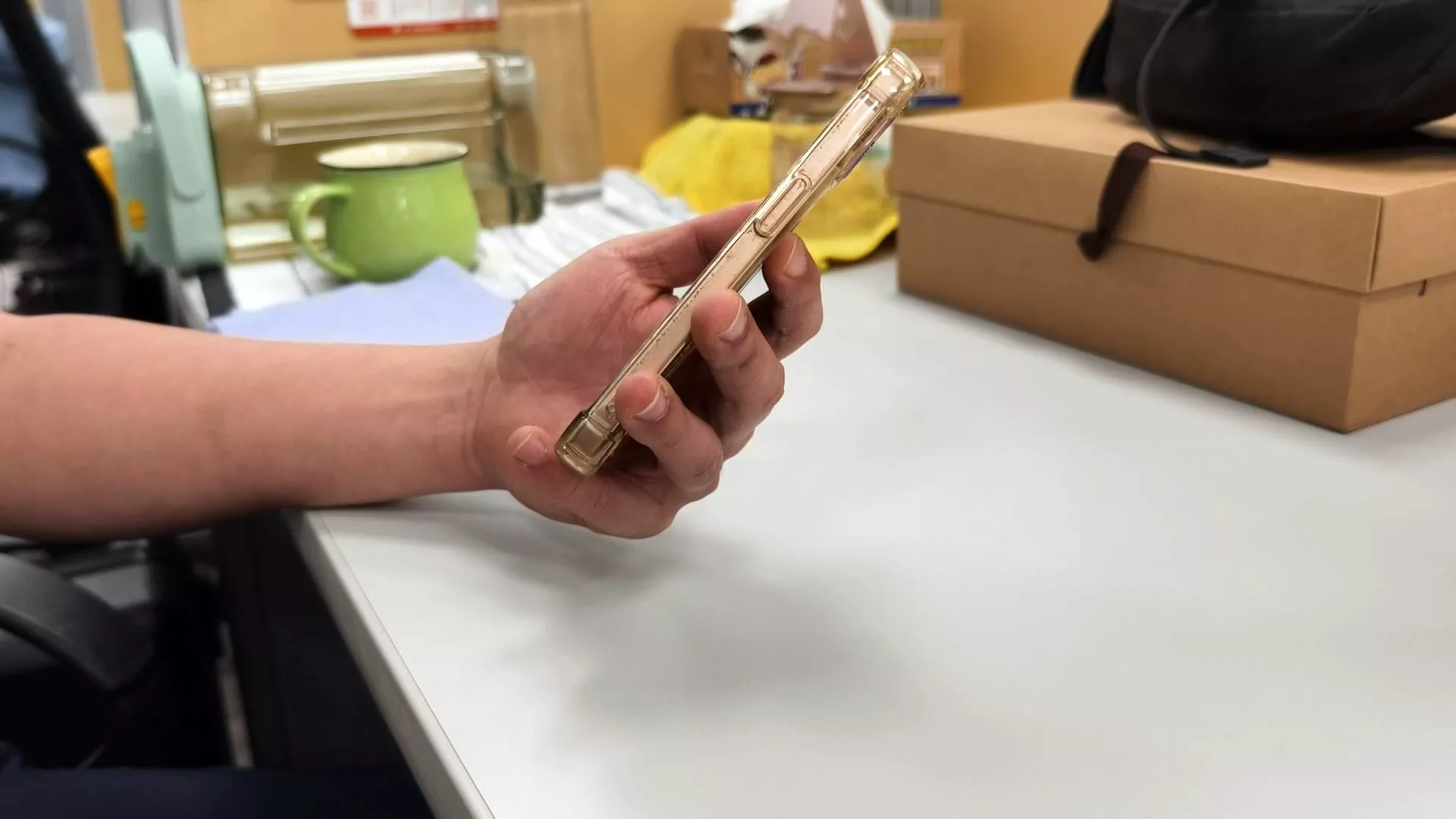 Telepon berdering, dijawab, langsung putus; tujuannya untuk menyaring nomor
