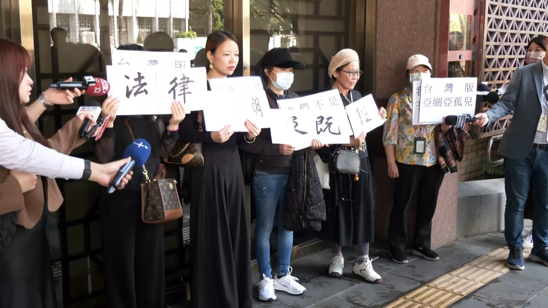 Cựu nghị viên gốc Trung Quốc khởi kiện vì mất chức