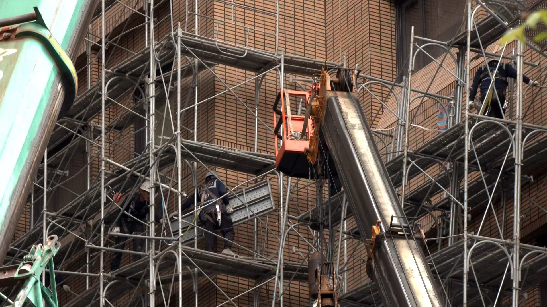 Sập giàn giáo công trình bệnh viện, 1 lao động Indonesia tử vong