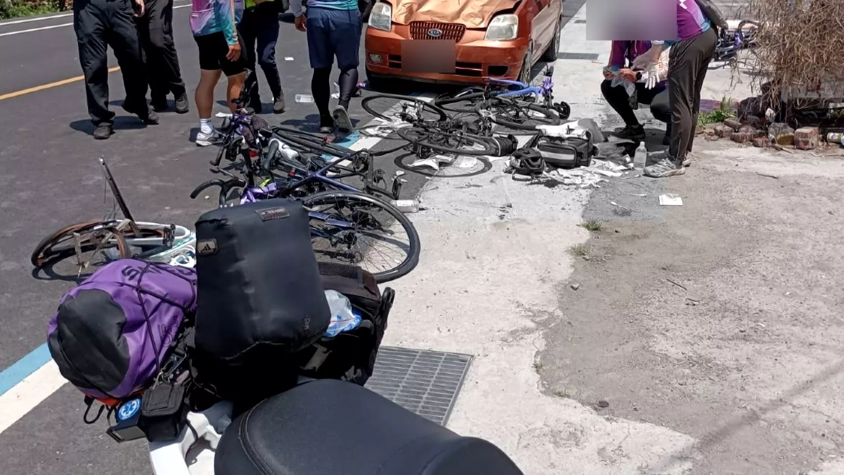 Xe ngược chiều tông đoàn học sinh lớp 10, khiến 7 em bị thương 