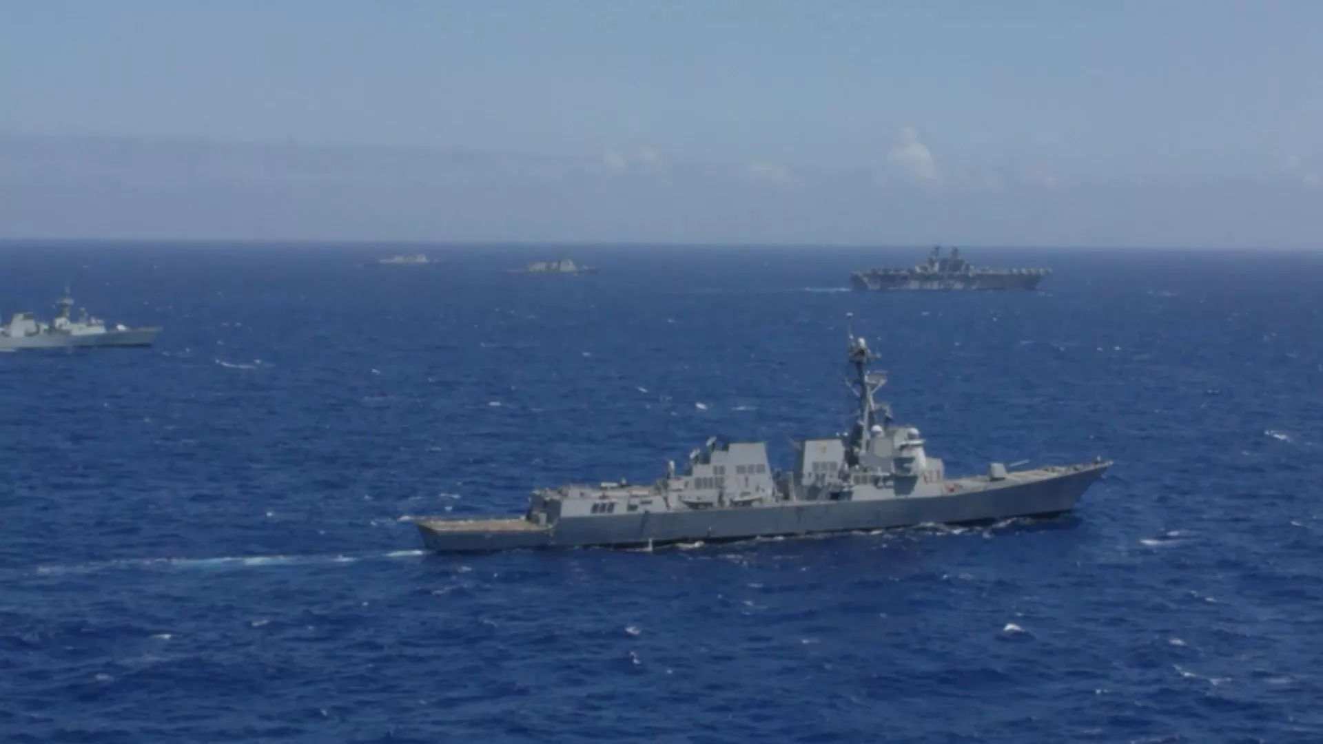 Giữa lúc Trung Quốc quấy nhiễu, chiến hạm Mỹ đi qua eo biển Đài Loan