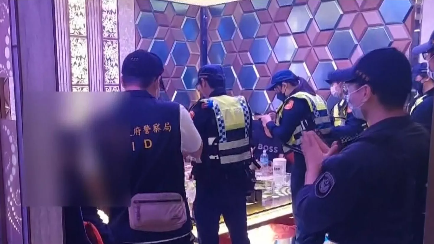 Cảnh sát kiểm tra vũ trường, bắt 2 lao động Việt cư trú quá hạn