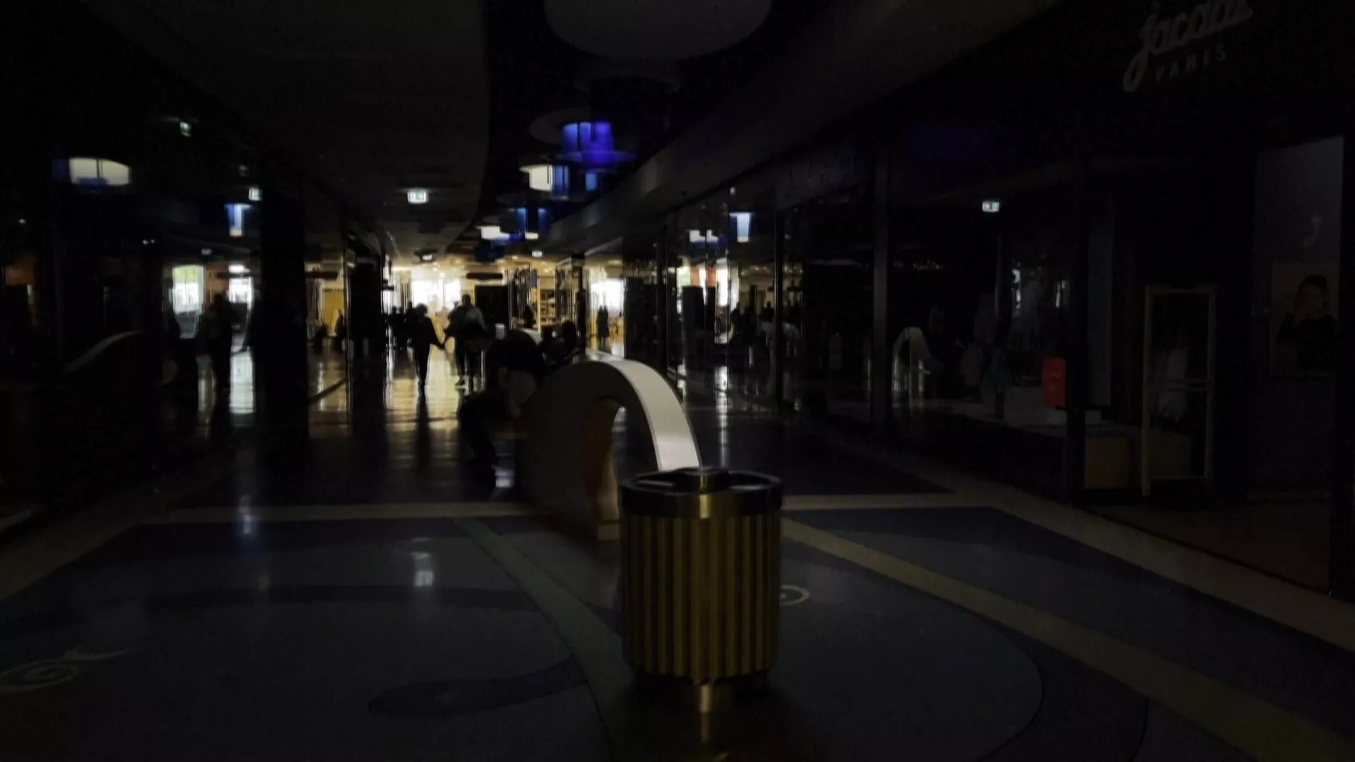 Tây Ban Nha, Bồ Đào Nha và một phần của Pháp tê liệt vì mất điện