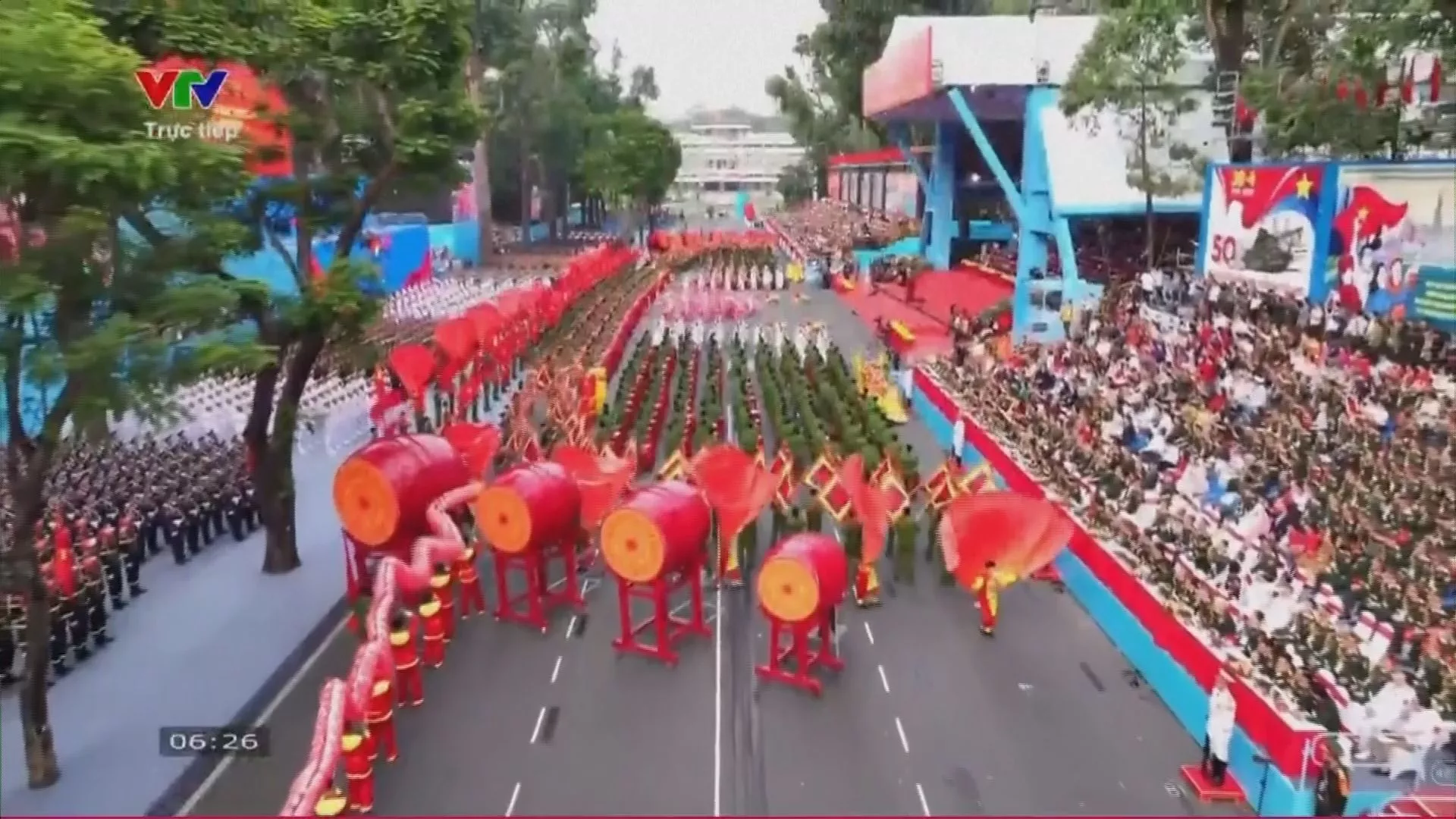 Dân quân Việt Nam diễu hành kỷ niệm 50 năm Giải phóng miền Nam