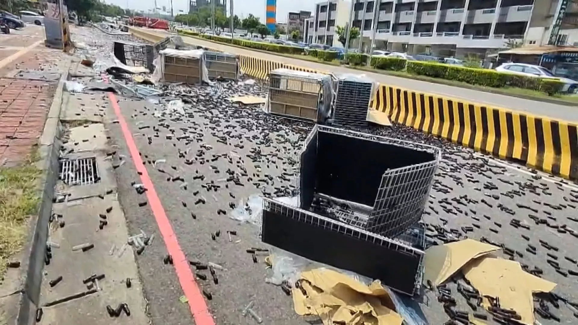 Xe đầu kéo mất phanh, lao xuống dốc gây tai nạn liên hoàn