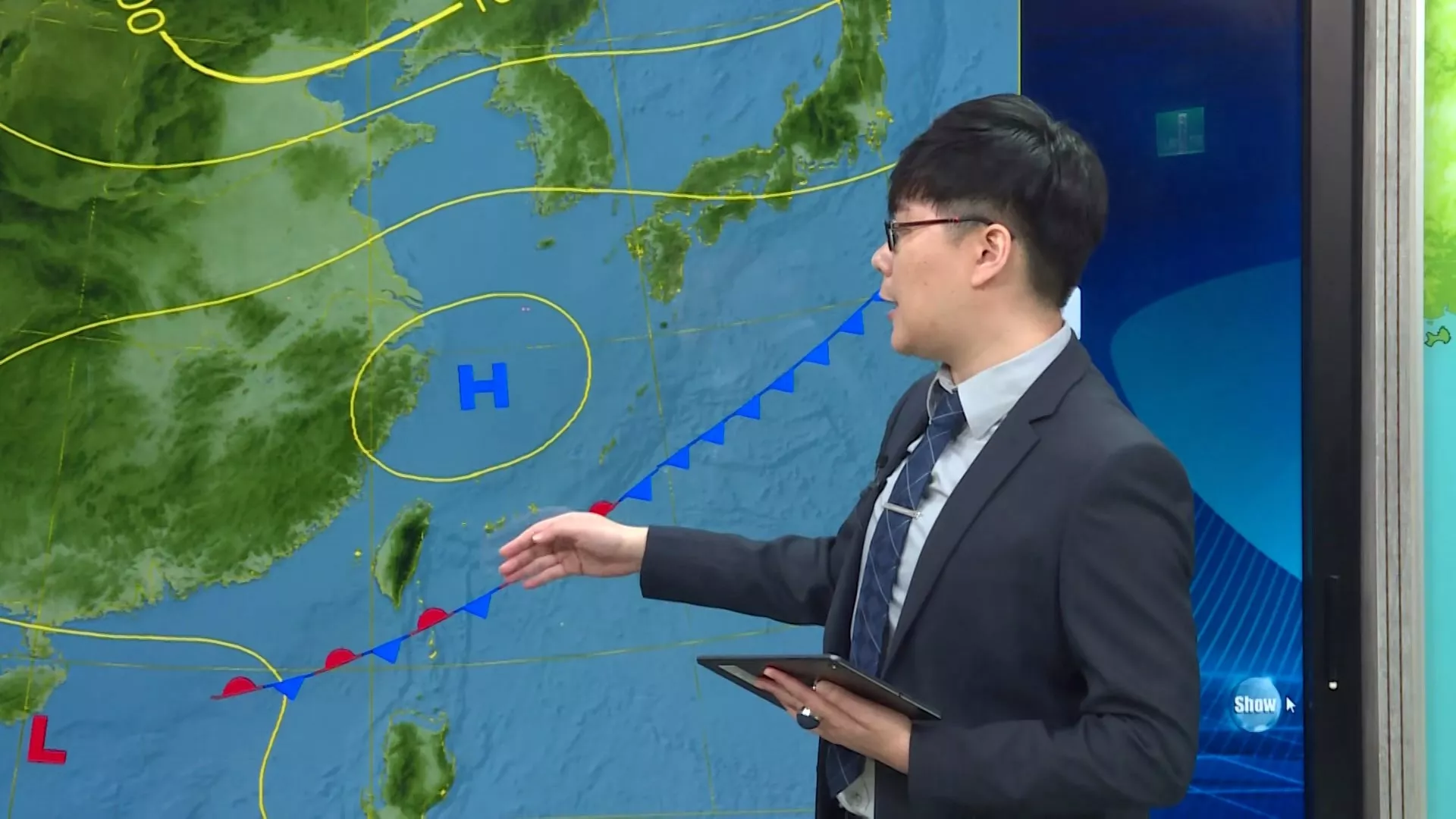 Frông mưa đầu mùa hạ tiếp cận, vùng núi xuất hiện dòng đối lưu rõ rệt