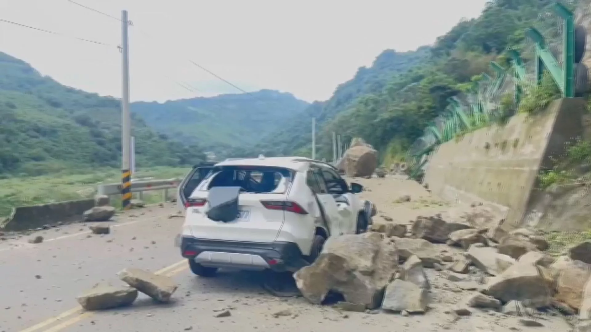 Miêu Lật: Mưa lớn gây sạt lở đất đá khiến 2 người bị thương