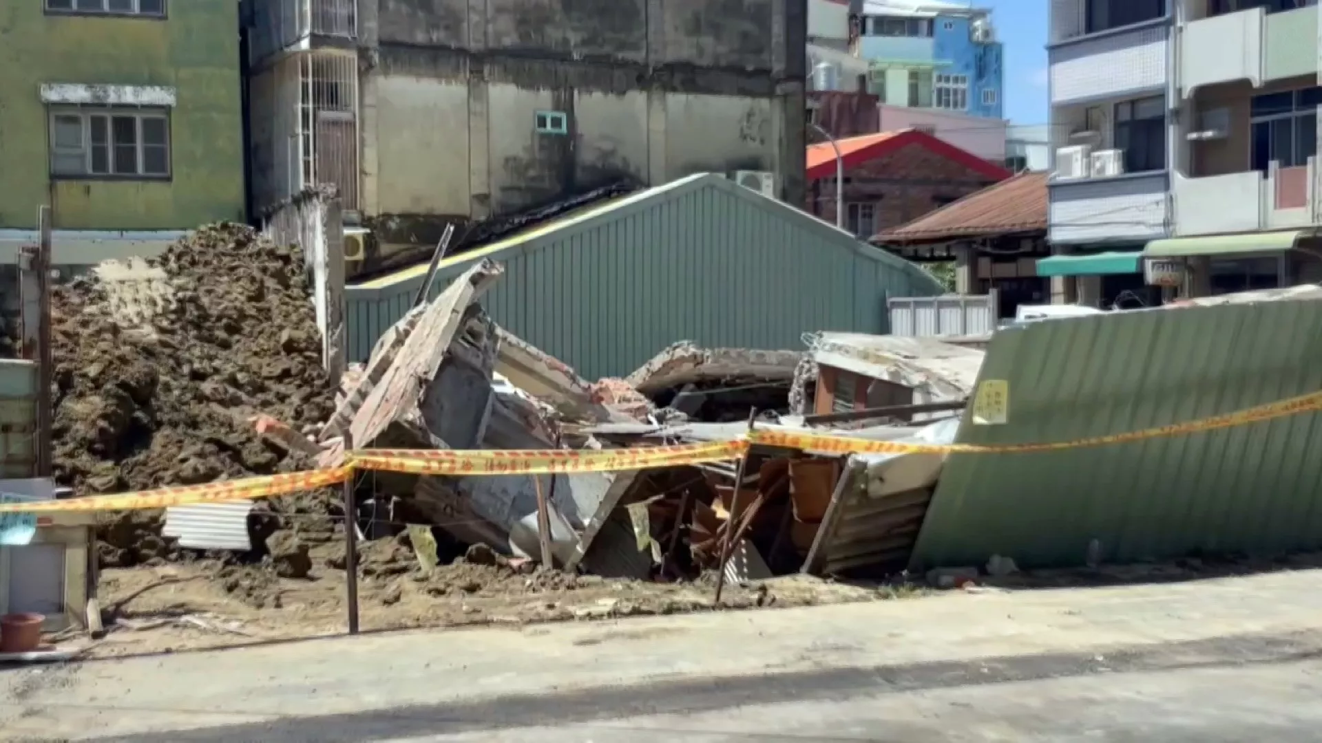 Đào móng làm sập nhà hàng xóm do lỗi thi công