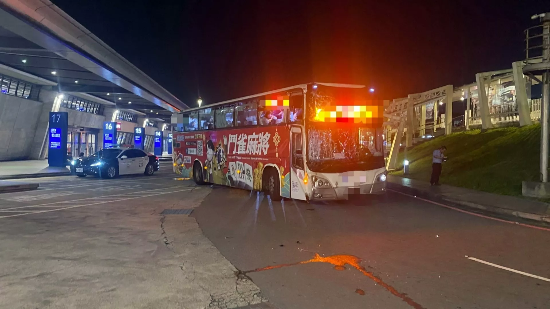 Xe khách tự gây tai nạn ở sân bay Đào Viên, 31 người bị thương 