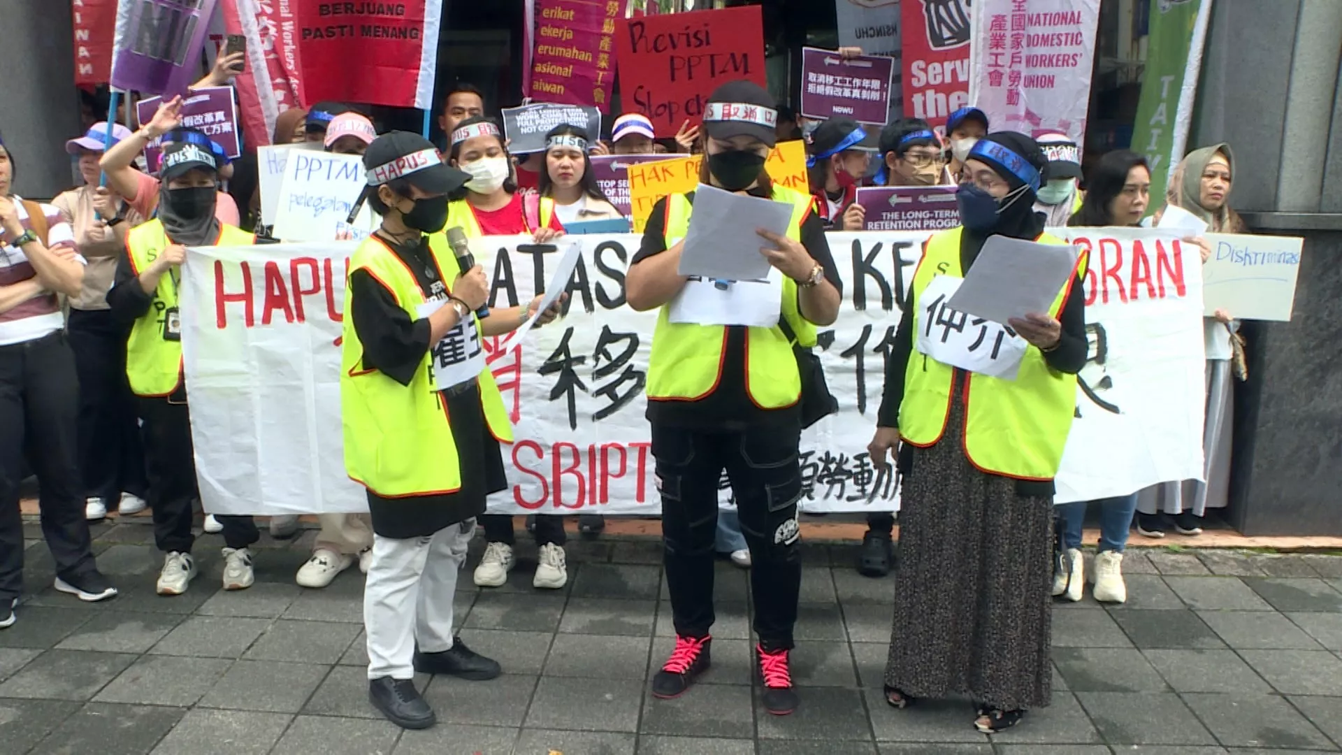 Kêu gọi hủy bỏ việc giới hạn số năm làm việc cho lao động di trú 