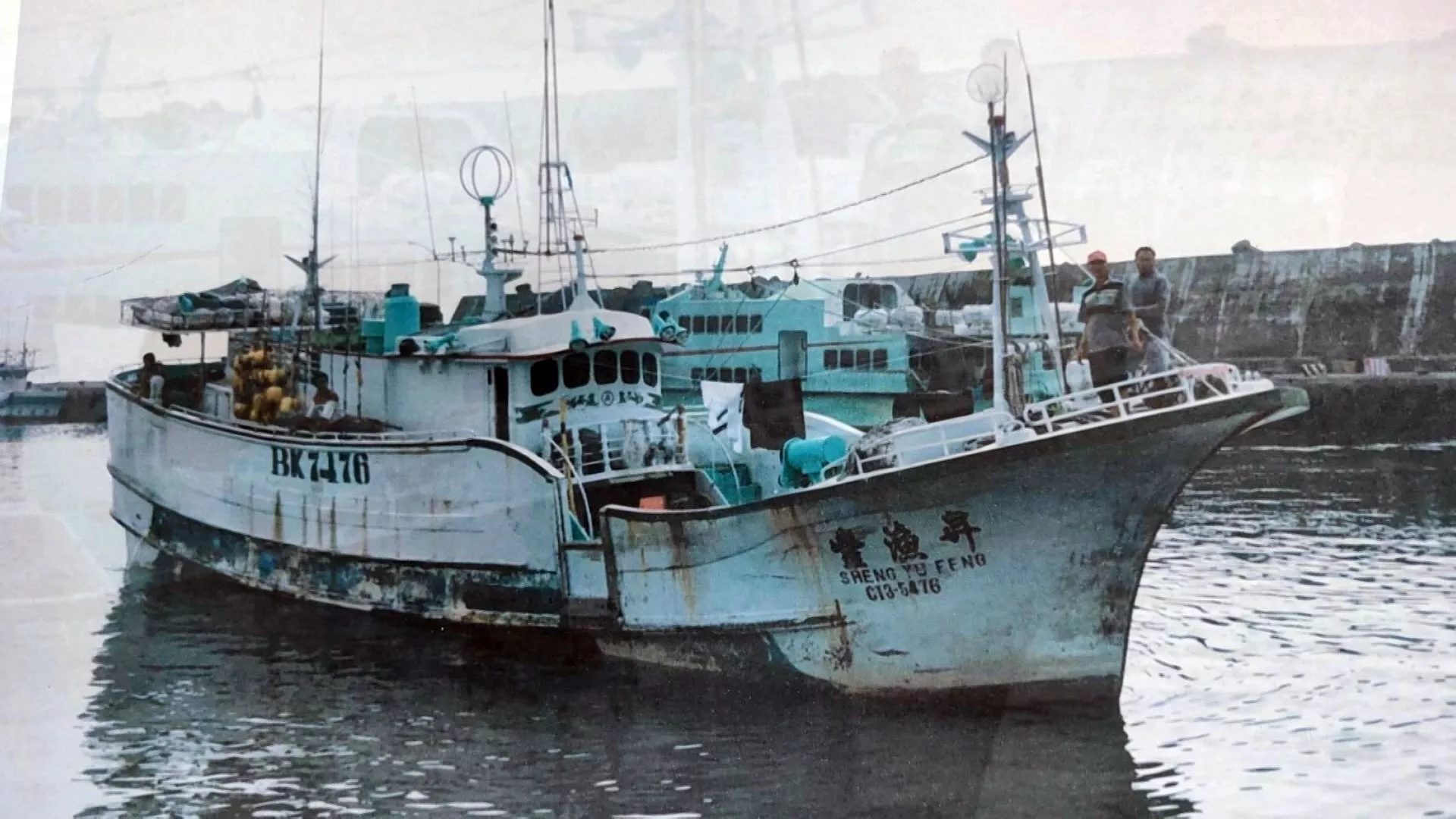 Kapal ikan Taiwan berisi 4 ABK Indonesia digiring oleh unit patroli laut Filipina