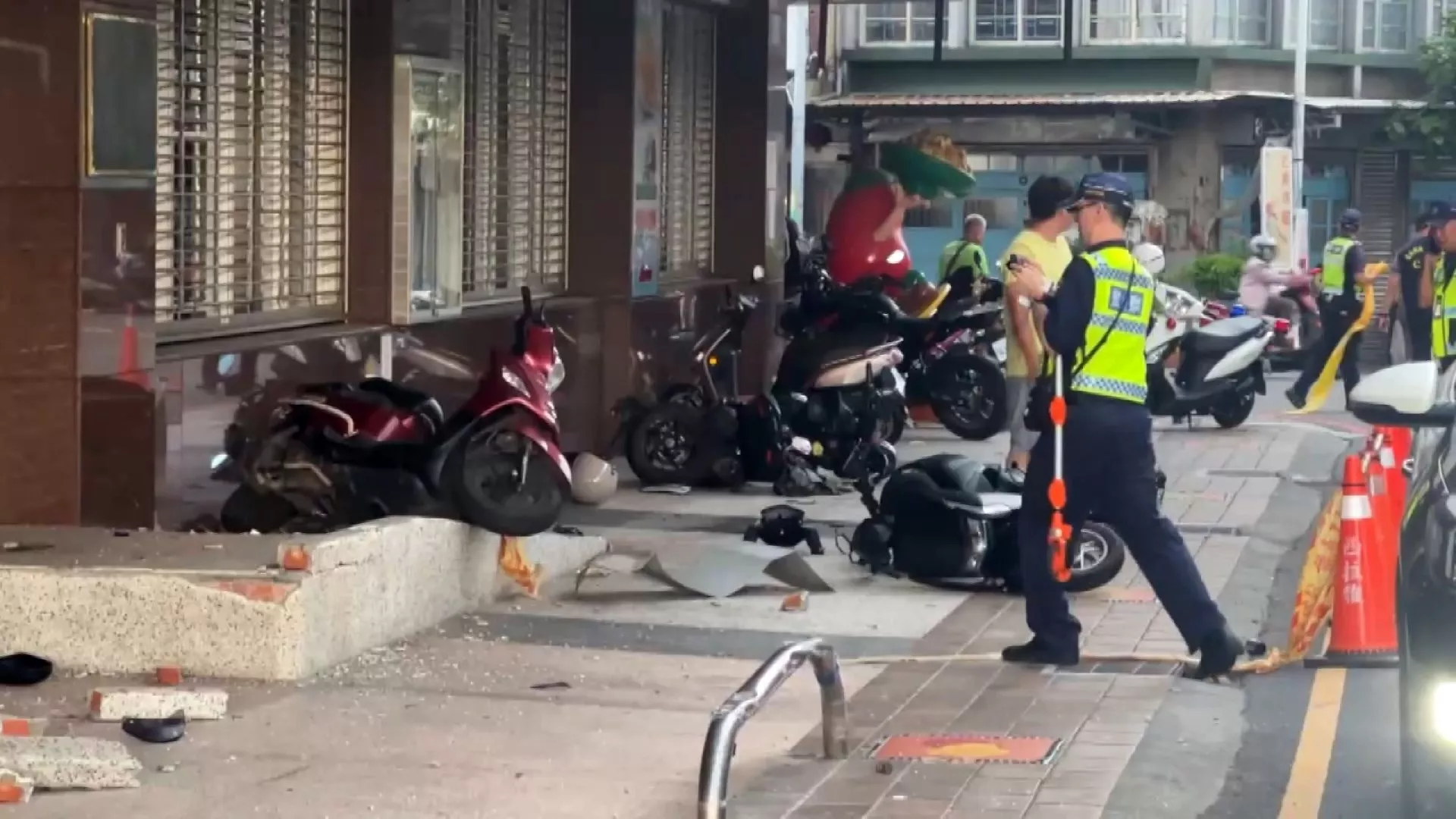 Đài Nam: Xe "điên" tông cặp vợ chồng đi bộ, làm 1 người chết