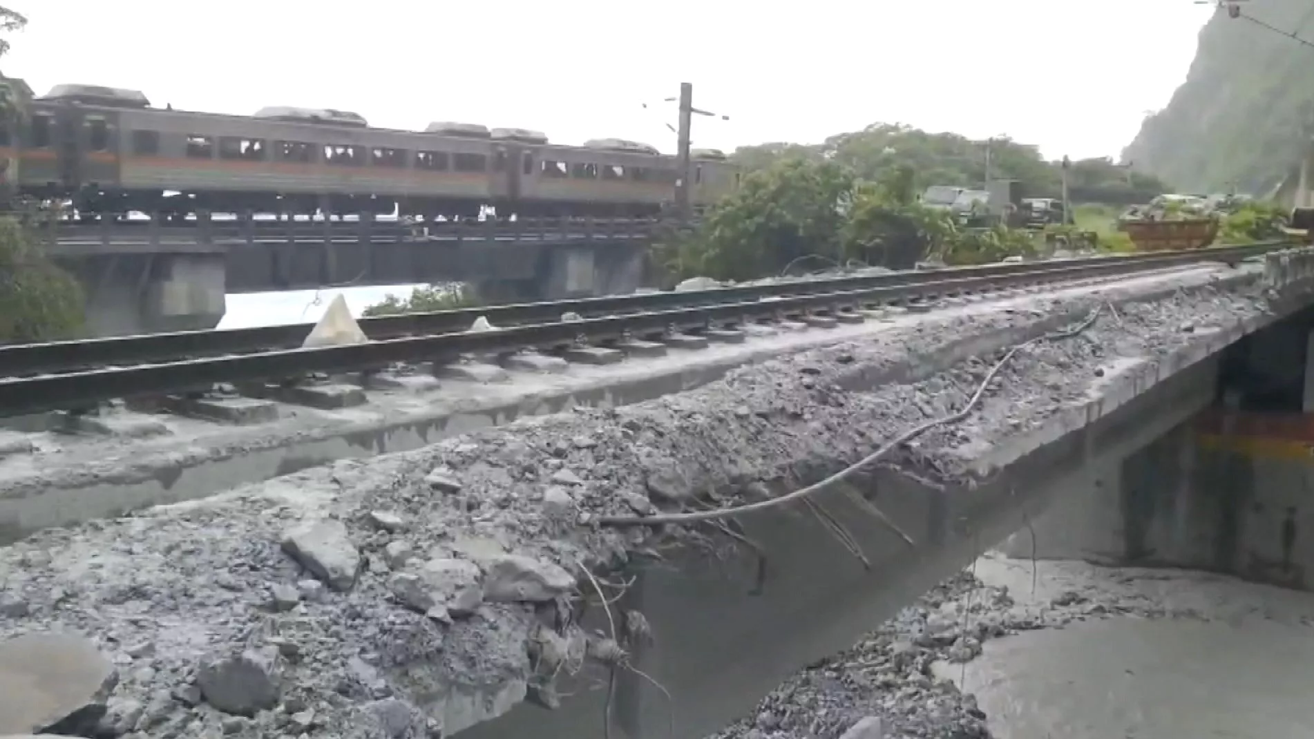 Sạt lở đất khiến giao thông tại Hoa Liên bị gián đoạn