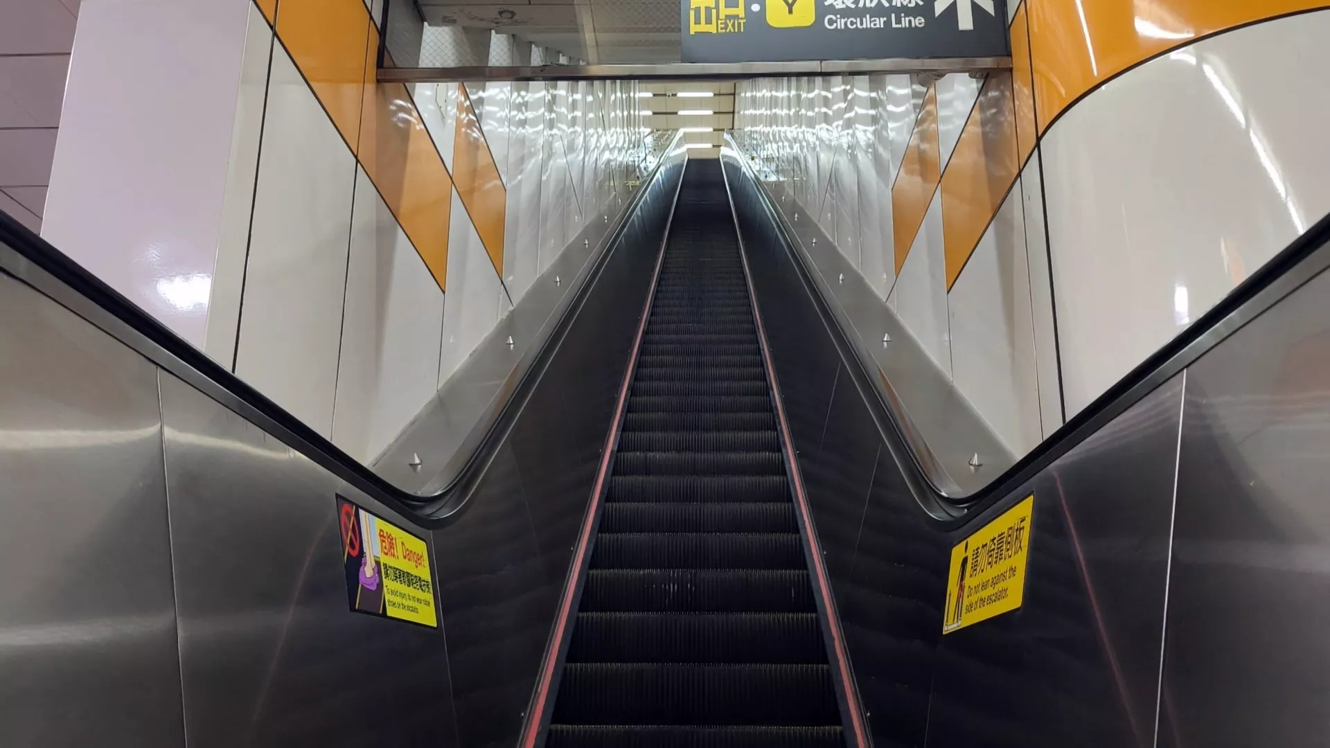 เกิดเหตุชุลมุนที่ MRT จิ่งอัน กรุงไทเป บันไดเลื่อนหยุดกระทันหัน