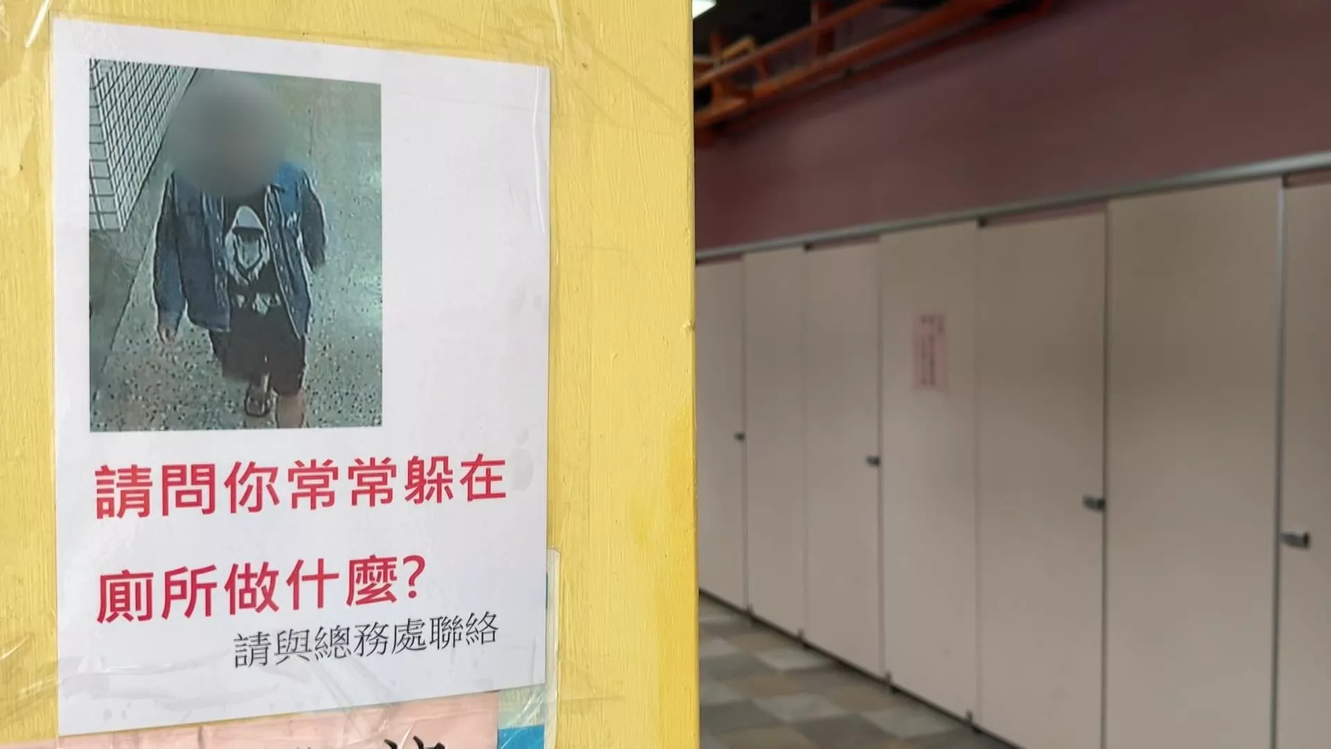 Pria paruh baya yang mencurigakan merekam video di gerbang sekolah di Chiayi