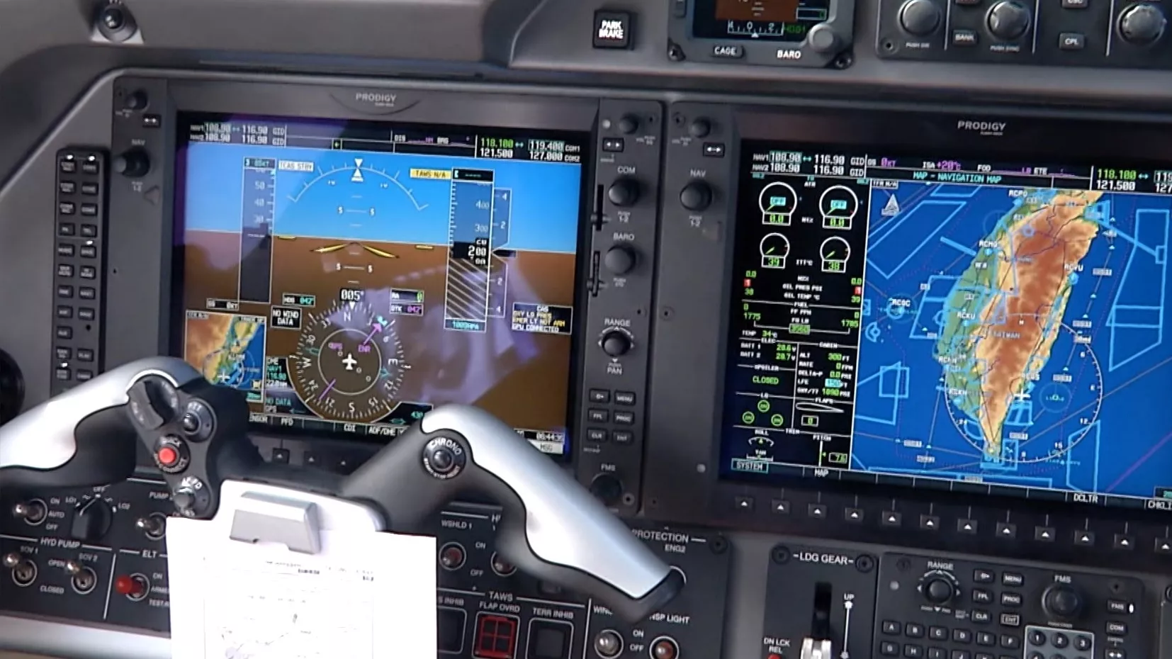 Khảo sát mức lương theo ngành nghề: lương tháng phi công cao nhất 