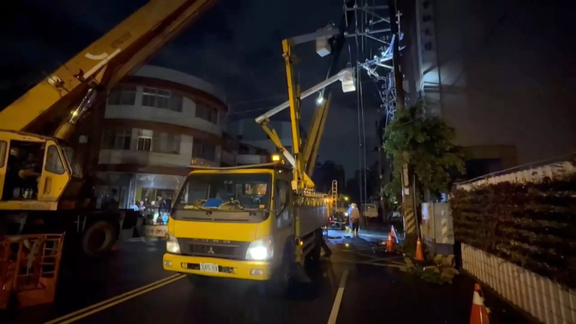 Tanah gembur akibat hujan deras menyebabkan 2 tiang listrik di Beitou tumbang