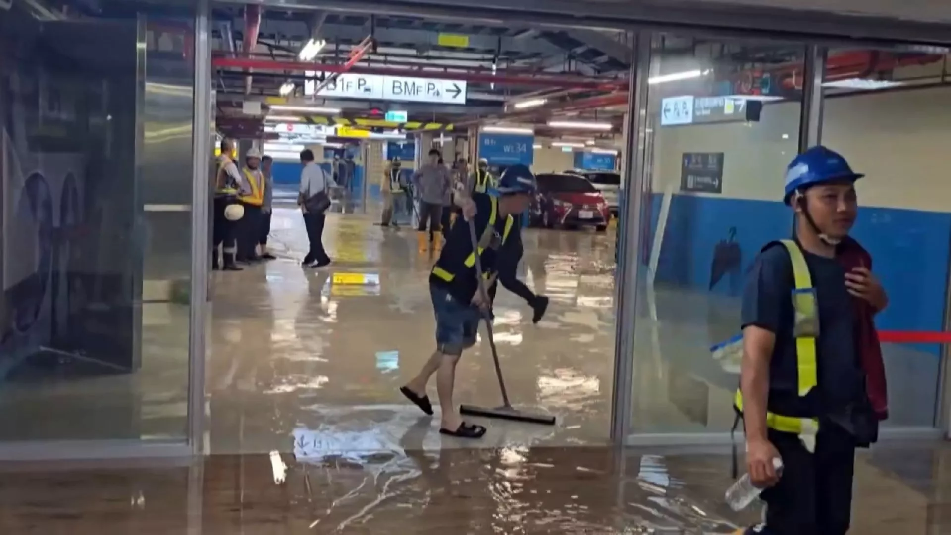 เพิ่งเปิดไม่กี่เดือน ที่จอดใต้ดินสถานีรถไฟเกาสง เจอน้ำท่วมขัง
