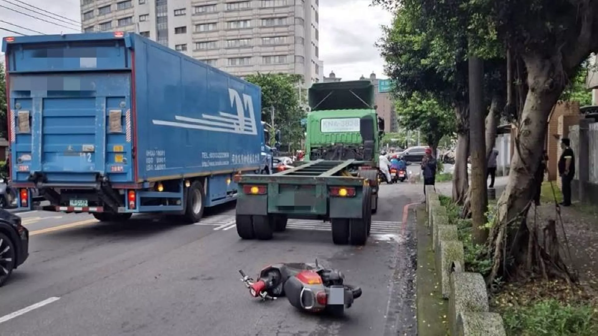 PMI tanpa SIM naik motor, menyusup ke celah jalan dan tewas dilindas truk