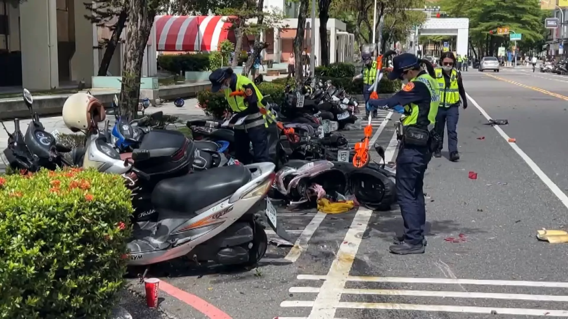 Lansia 70-an tahun langgar lampur merah dan tabrak motor, 1 tewas 2 cedera