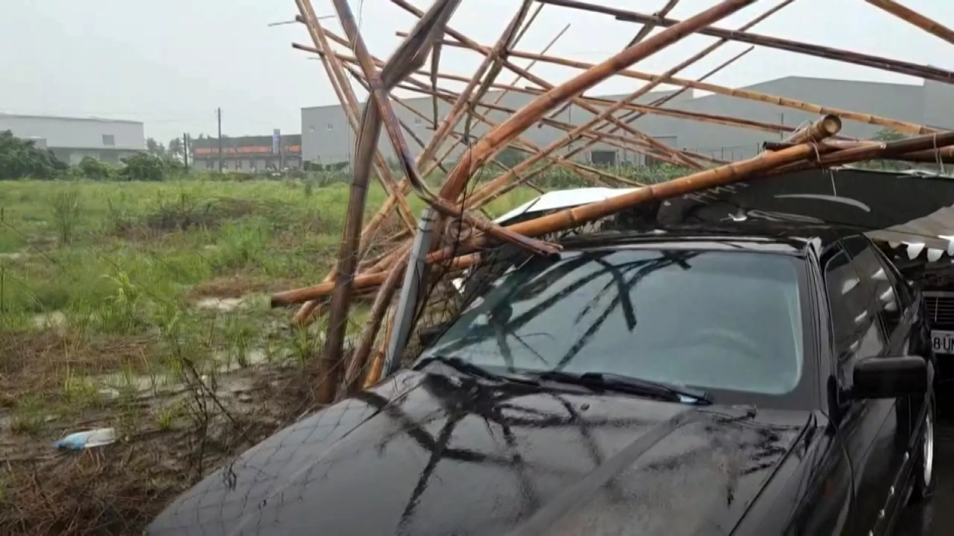 สภาพอากาศแปรปรวน ฝนตกหนัก เรือข้ามฟากหยุดให้บริการ