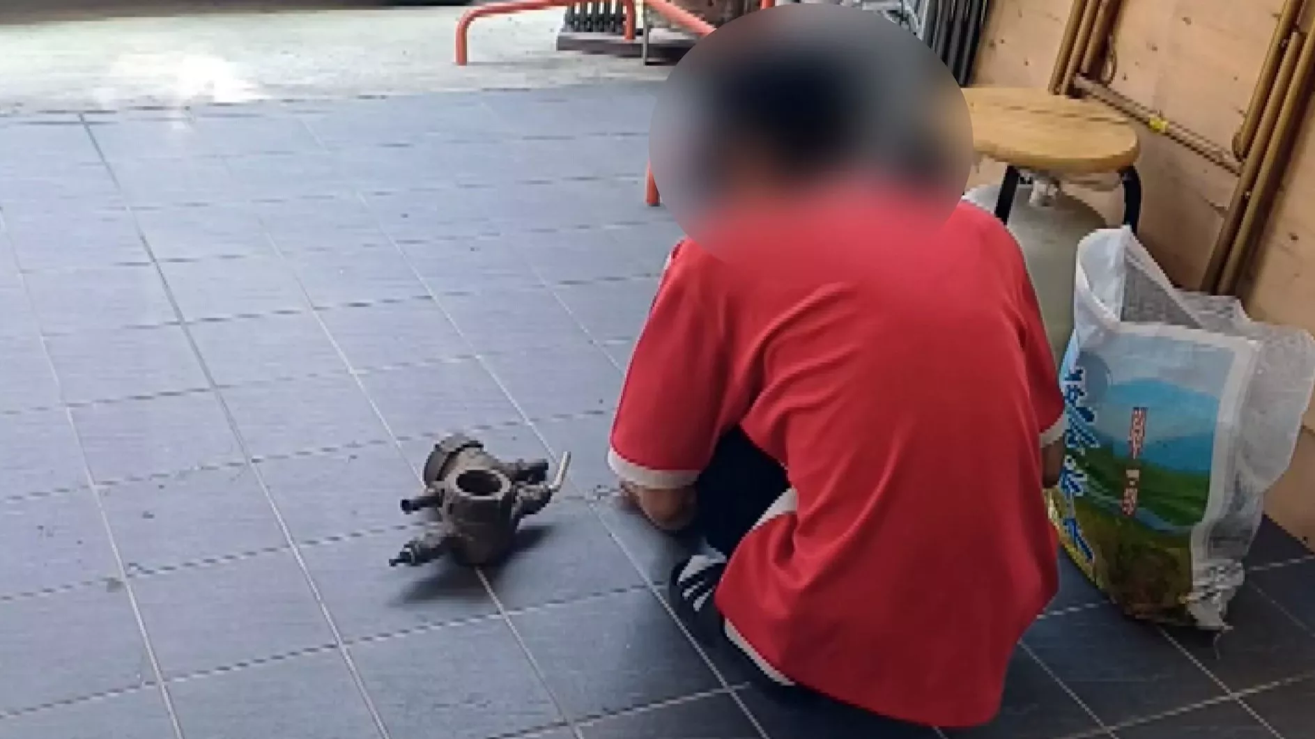 Con trai bị cha ruột "nhốt" hơn 10 năm, không có hộ khẩu
