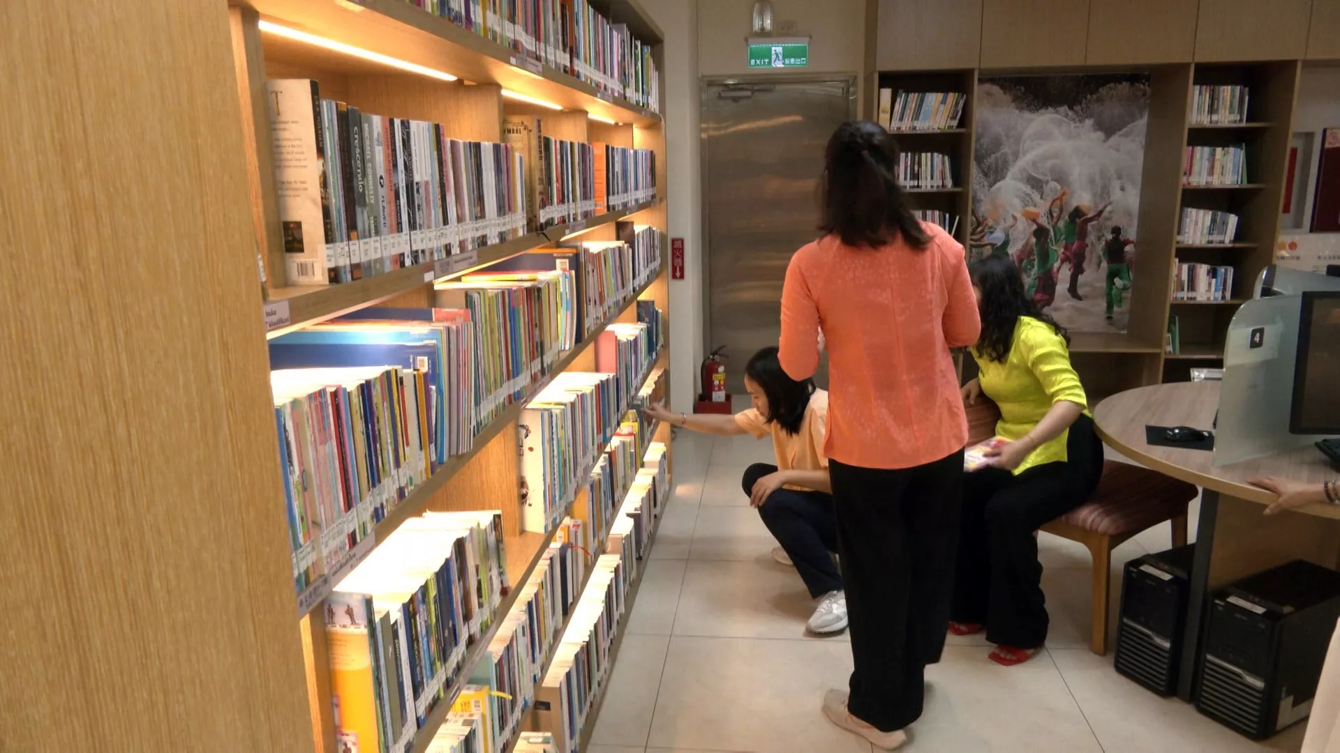 หอสมุดเกาสงจัดนิทรรศการหนังสืออาเซียน คนแห่ยืมหนังสือ