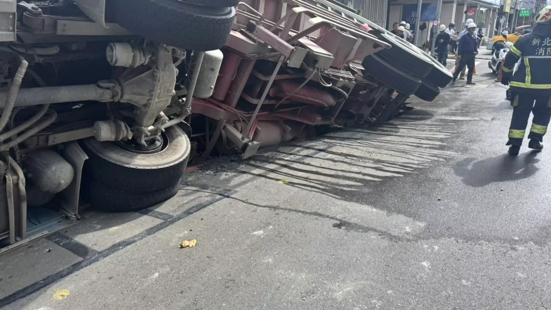 Jalan di depan lokasi konstruksi amblas, truk pengangkut batu terjatuh ke lubang