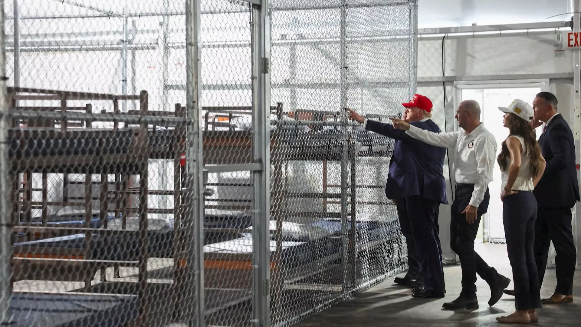 Trump inspeksi pusat penahanan imigran gelap yang dijuluki "Alligator Alcatraz" 