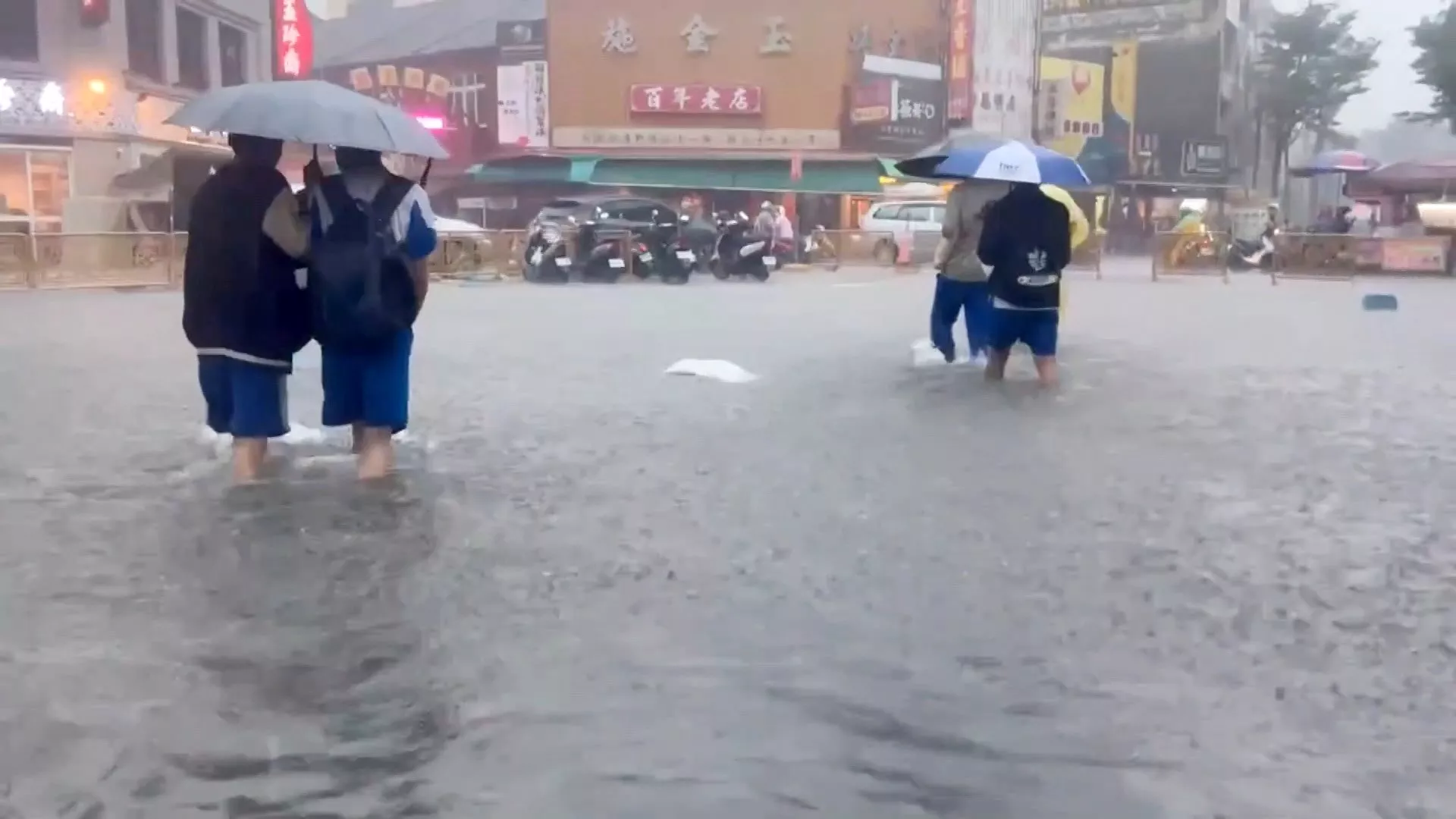 เมฆฝนฟ้าคะนอง ถล่ม 9 เมืองในภาคกลาง -ใต้ 