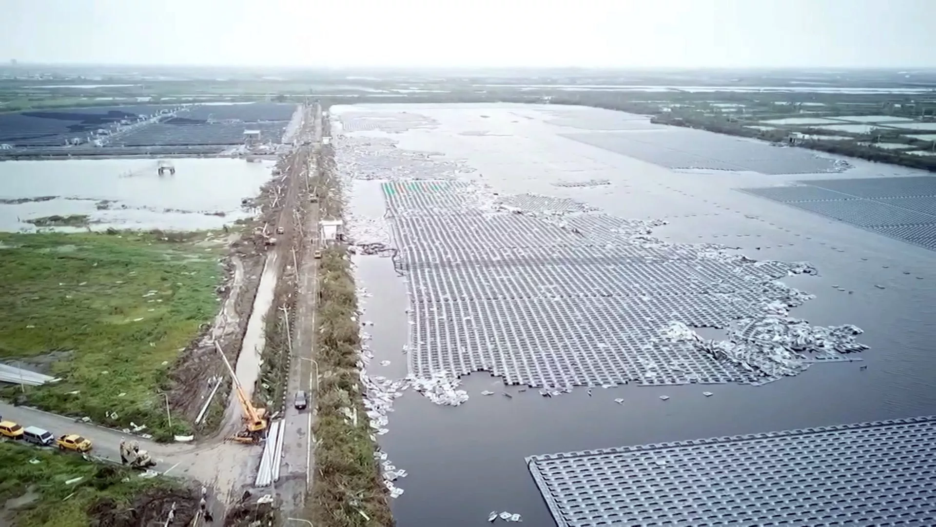 Hàng loạt tấm pin năng lượng bị hư hại, lo ngại gây ô nhiễm