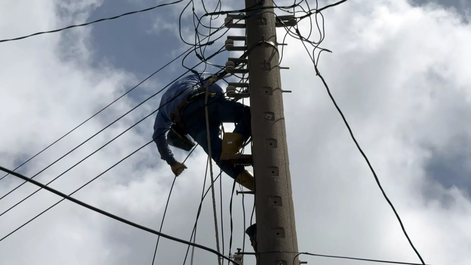 Pekerja Taipower tersengat listrik saat perbaikan pasca taifun, sedang diselamatkan