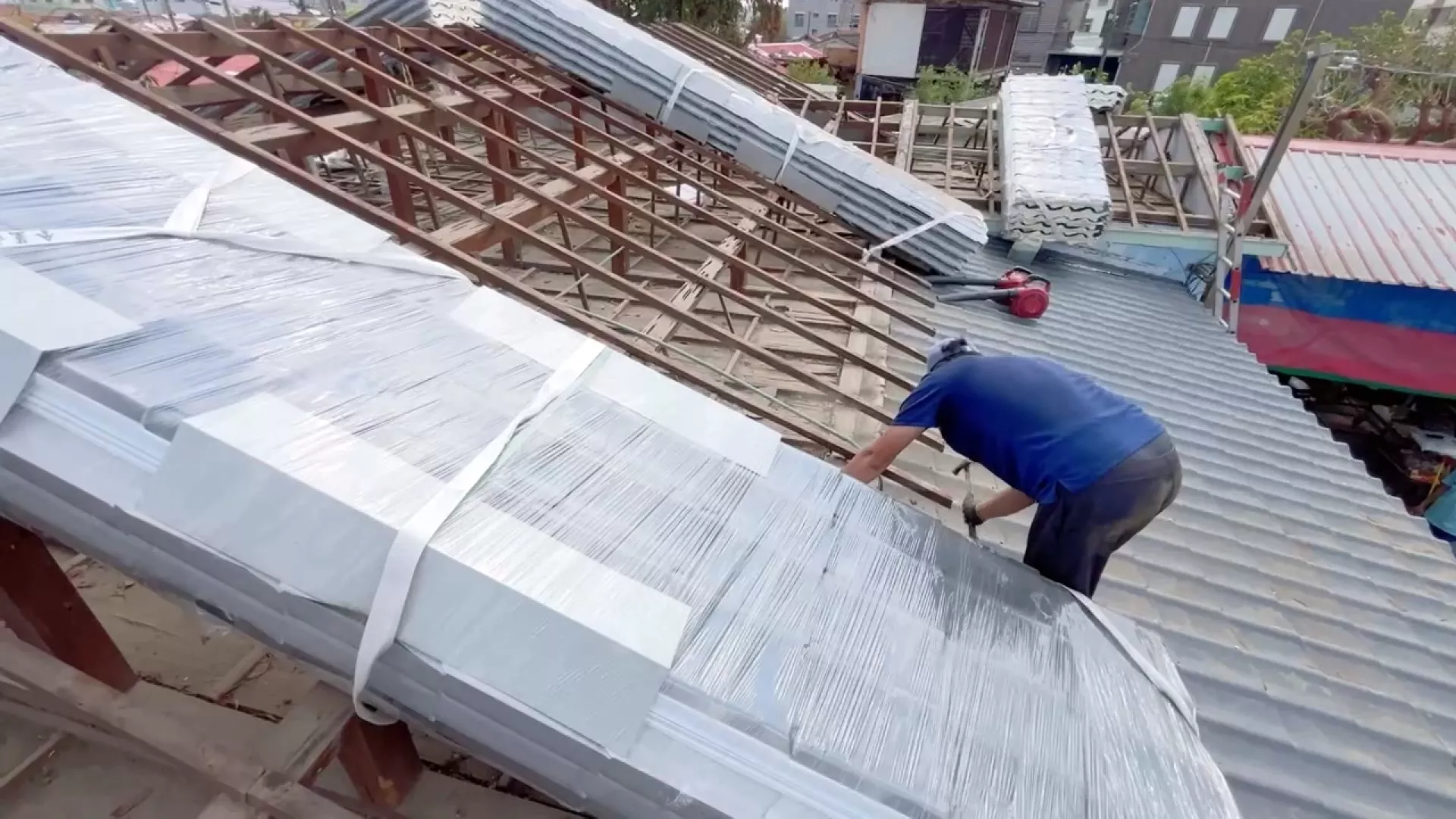 Hàng vạn hộ dân bị tốc mái nhưng thiếu người sửa chữa 